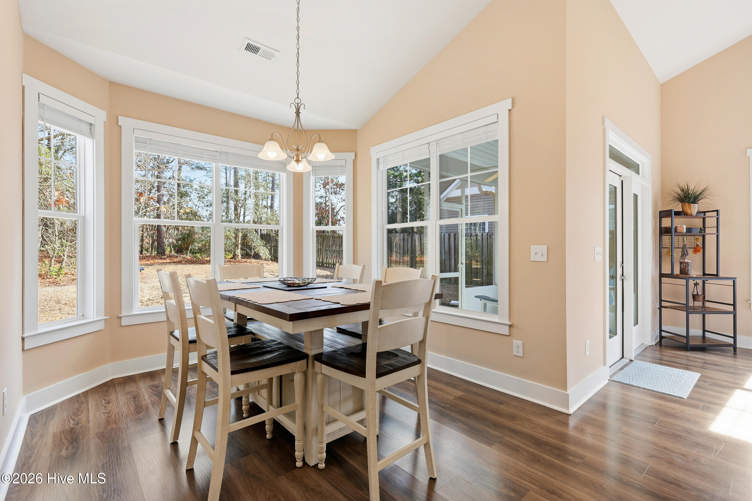 100550735 | Photo 15