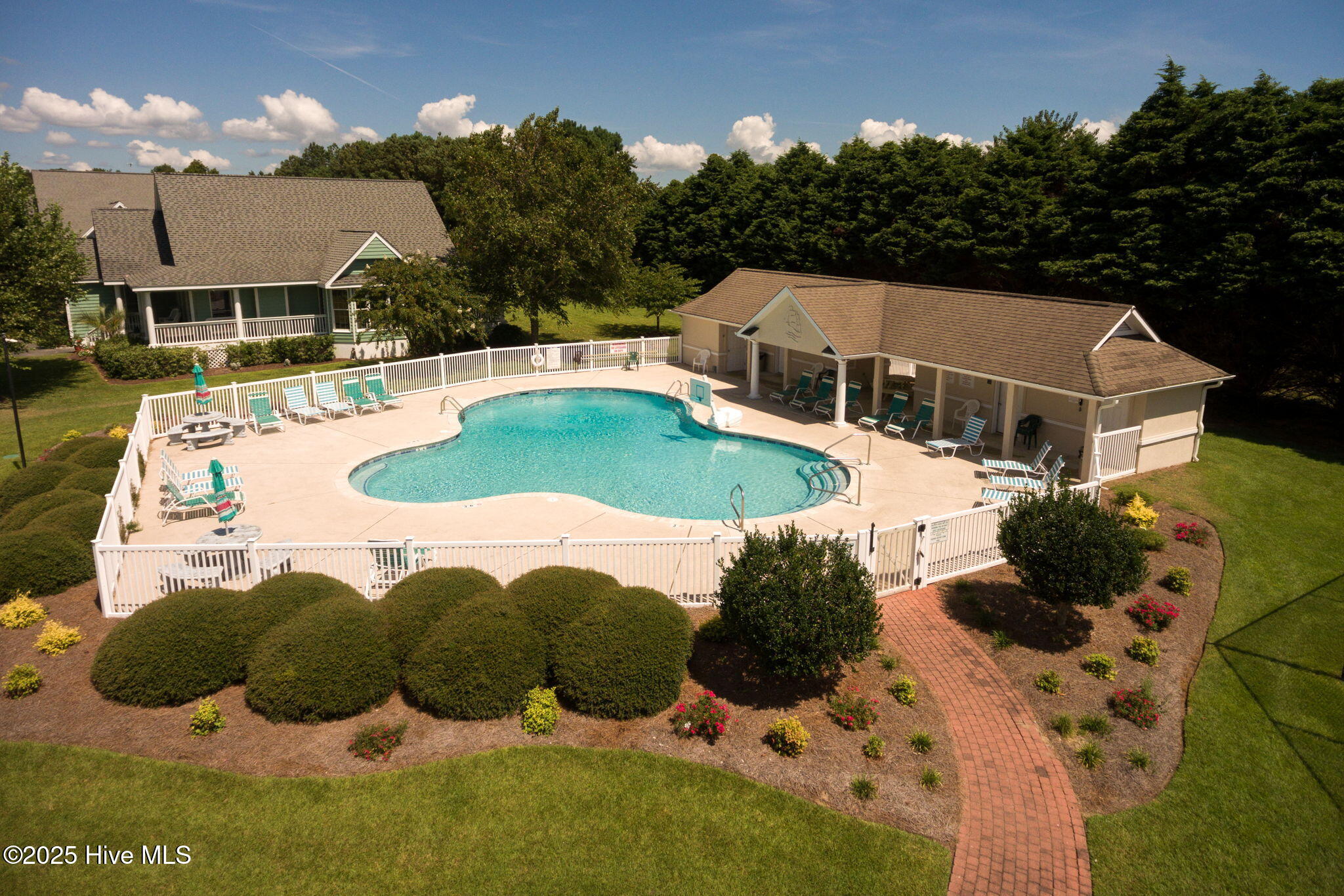 100556100 | Photo 24