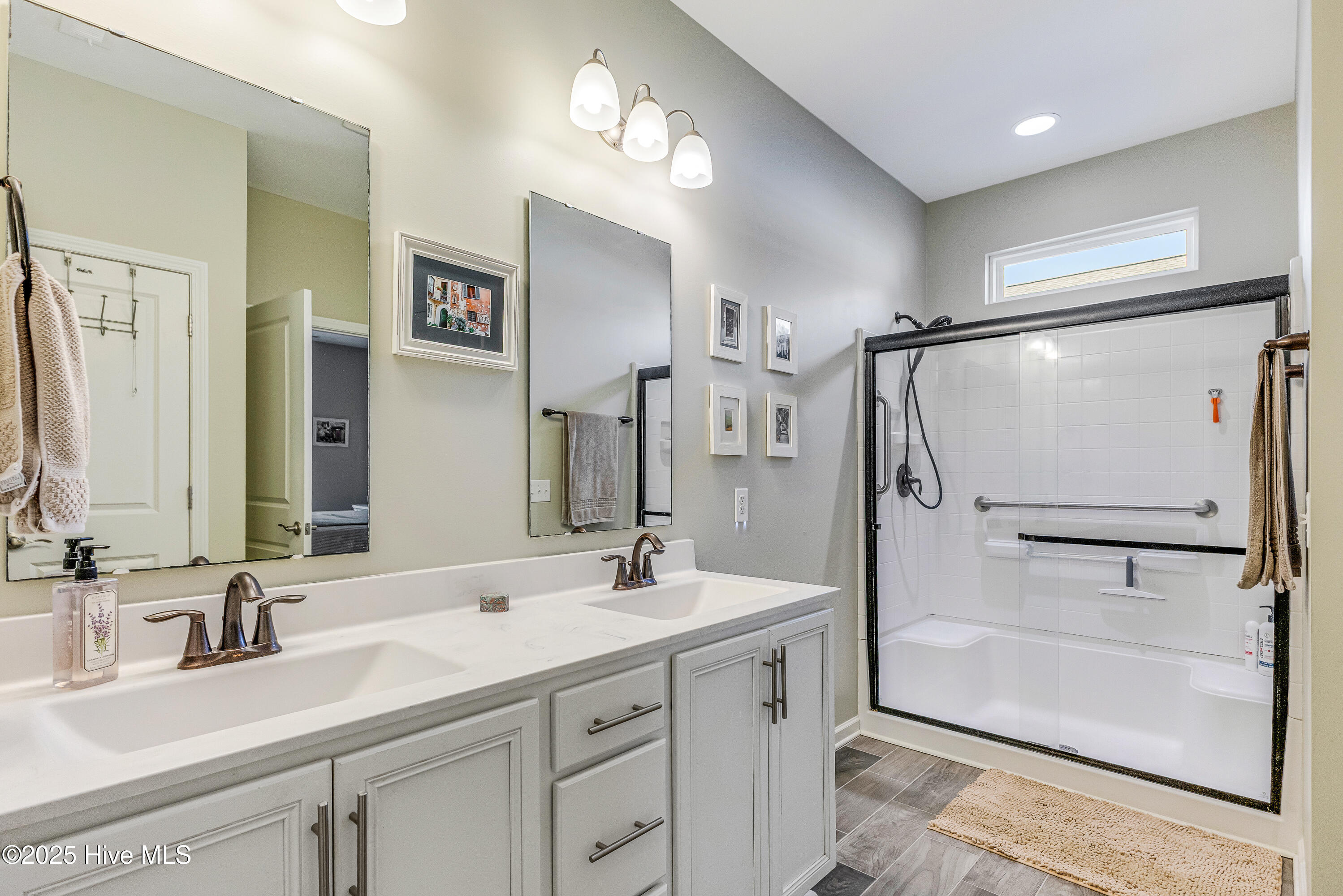 100547068 | Photo 25