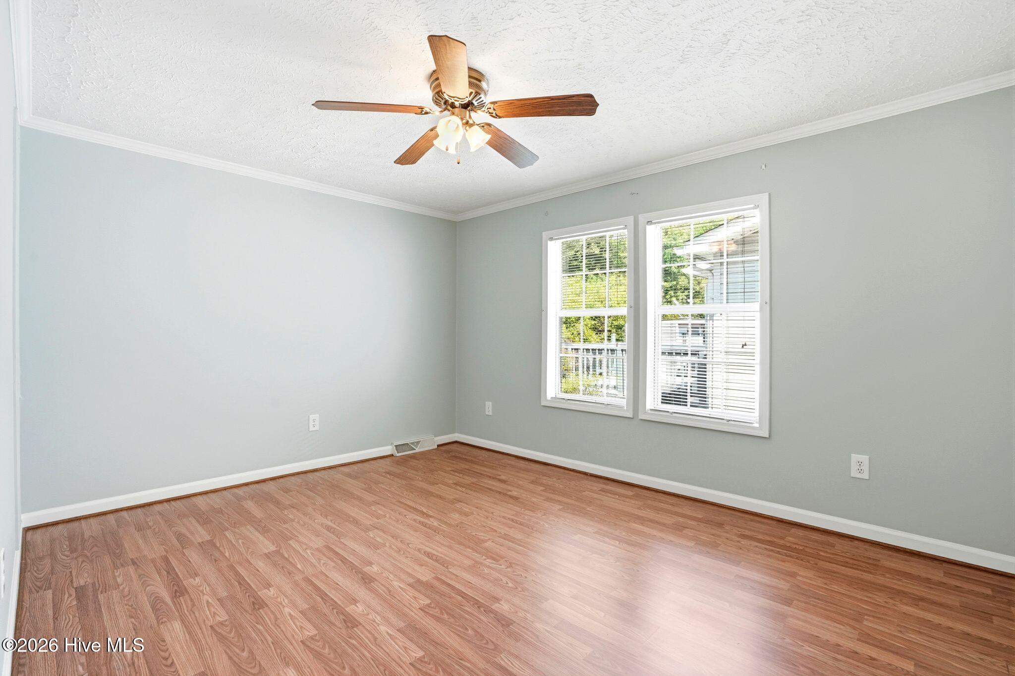 100567371 | Photo 37