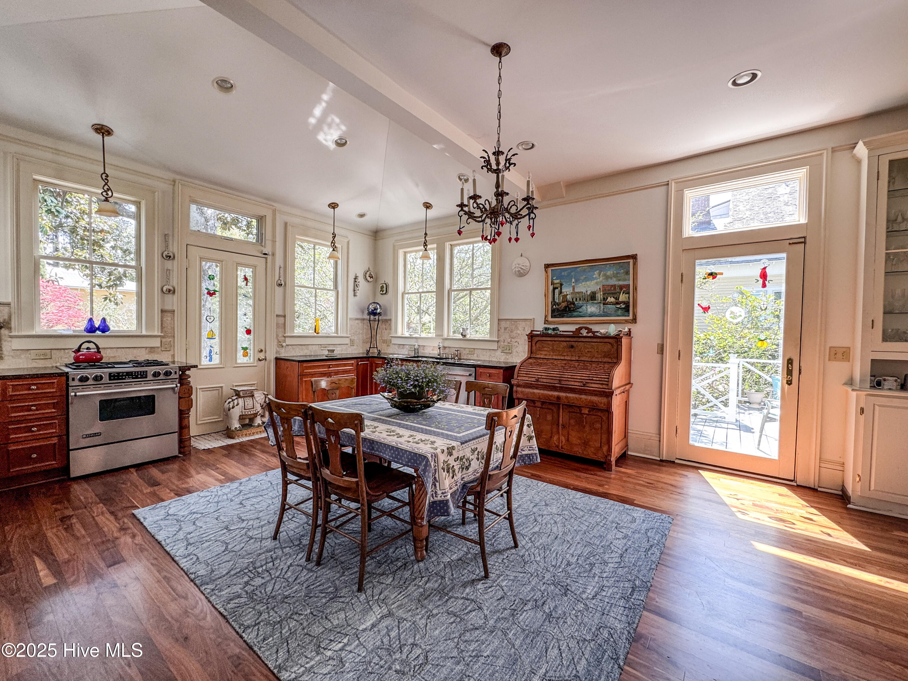 100501936 | Photo 38