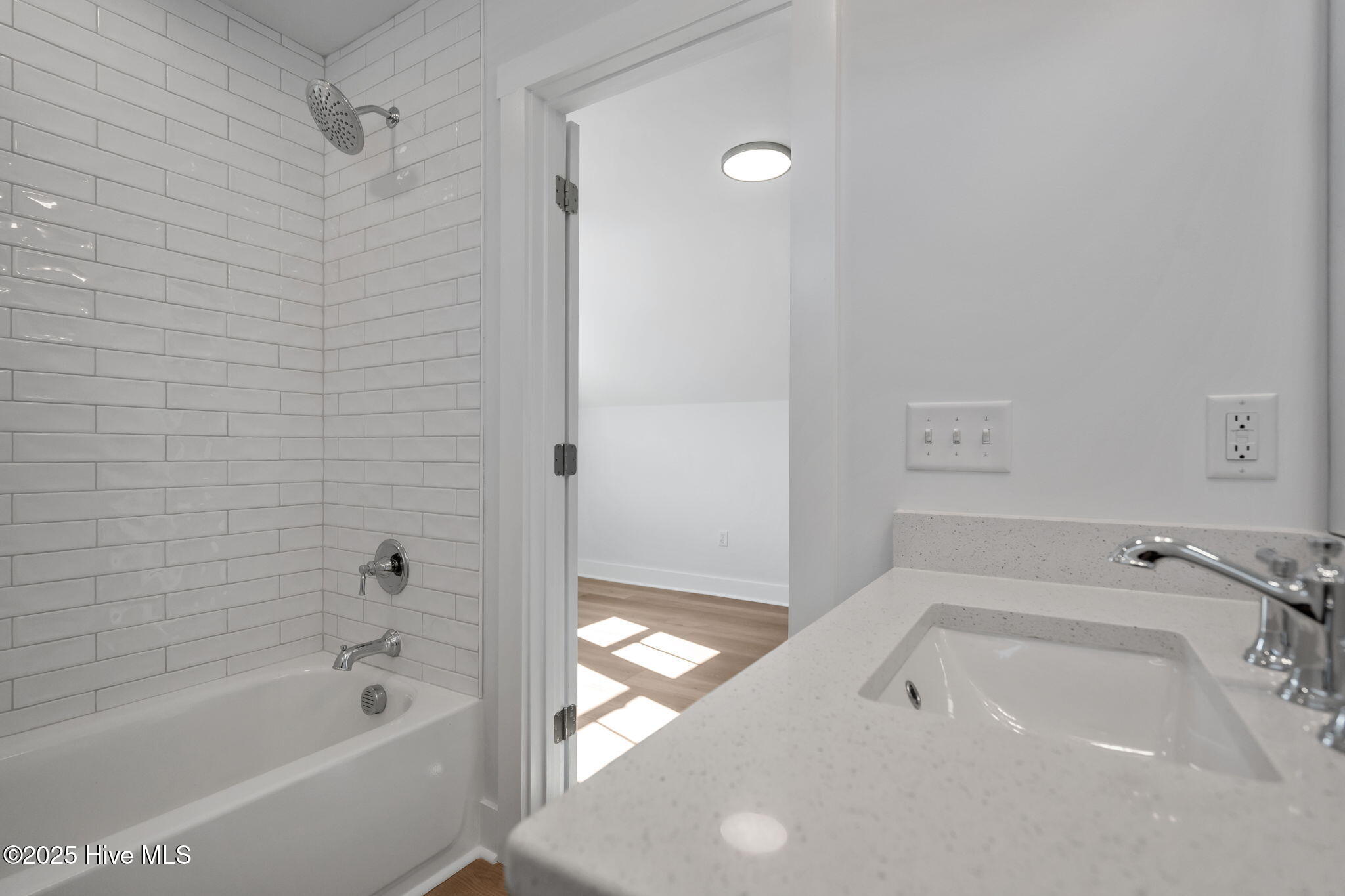 100542016 | Photo 40