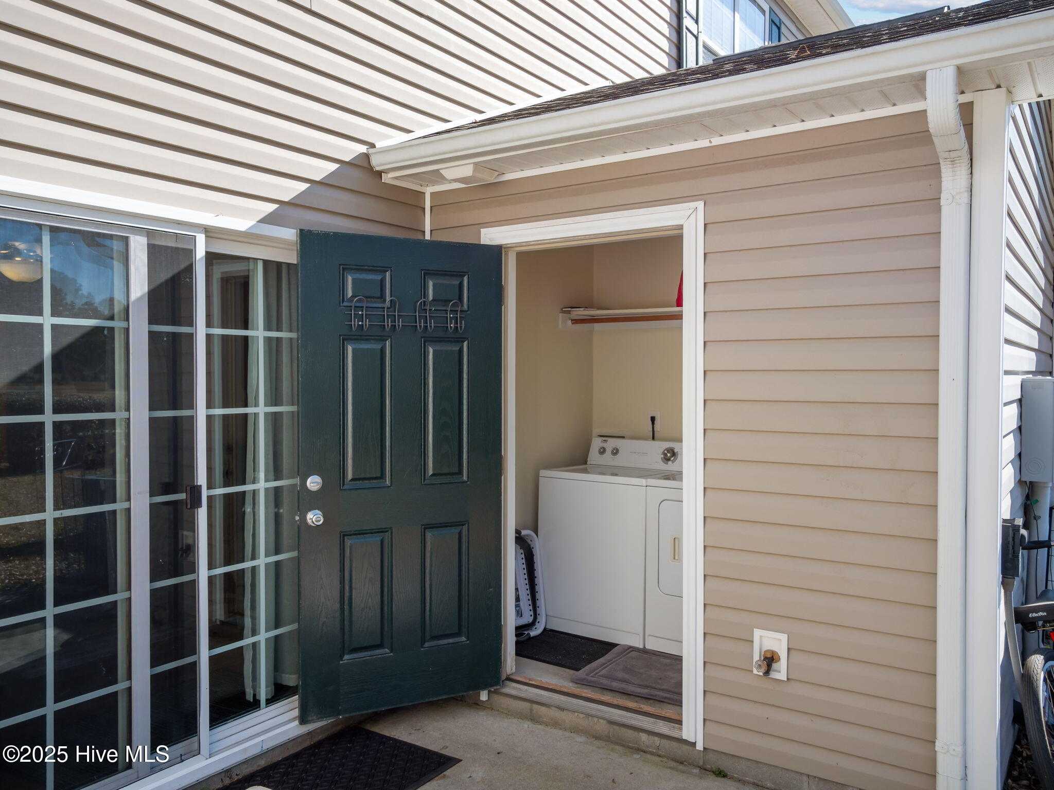 100542143 | Photo 31