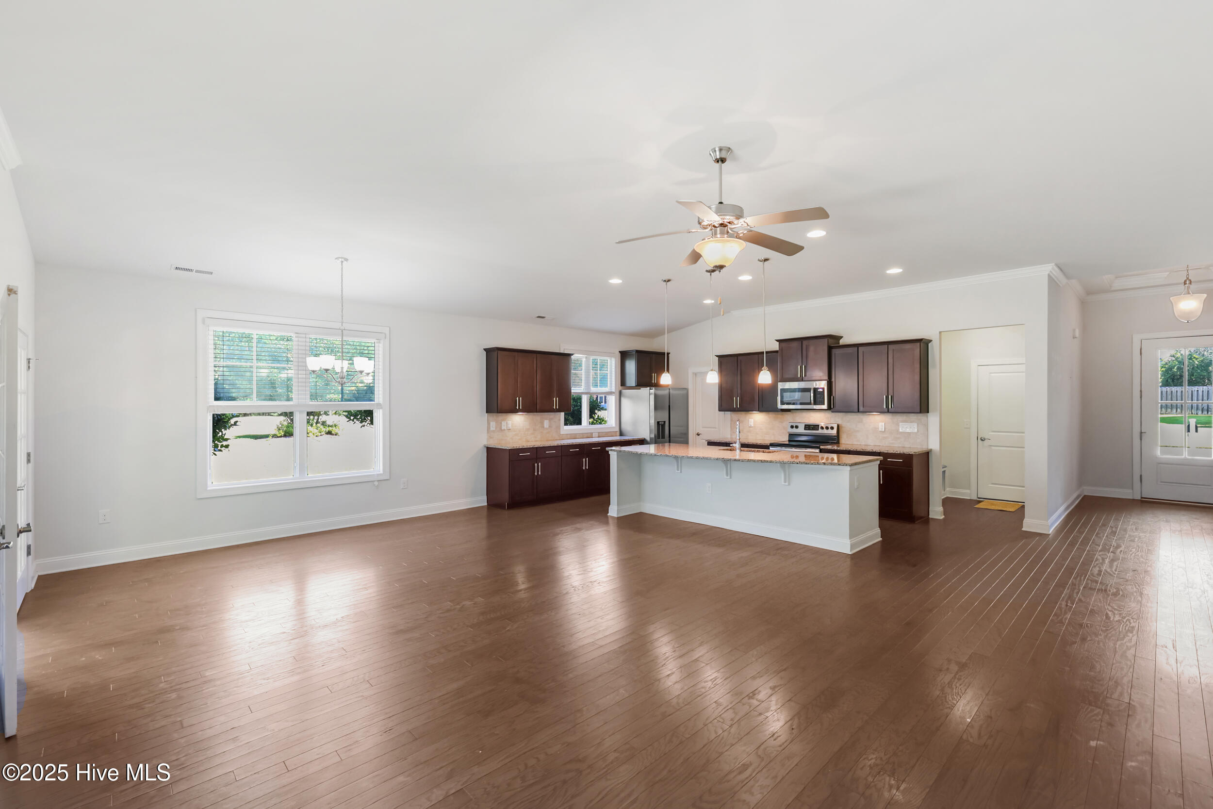 100529345 | Photo 12