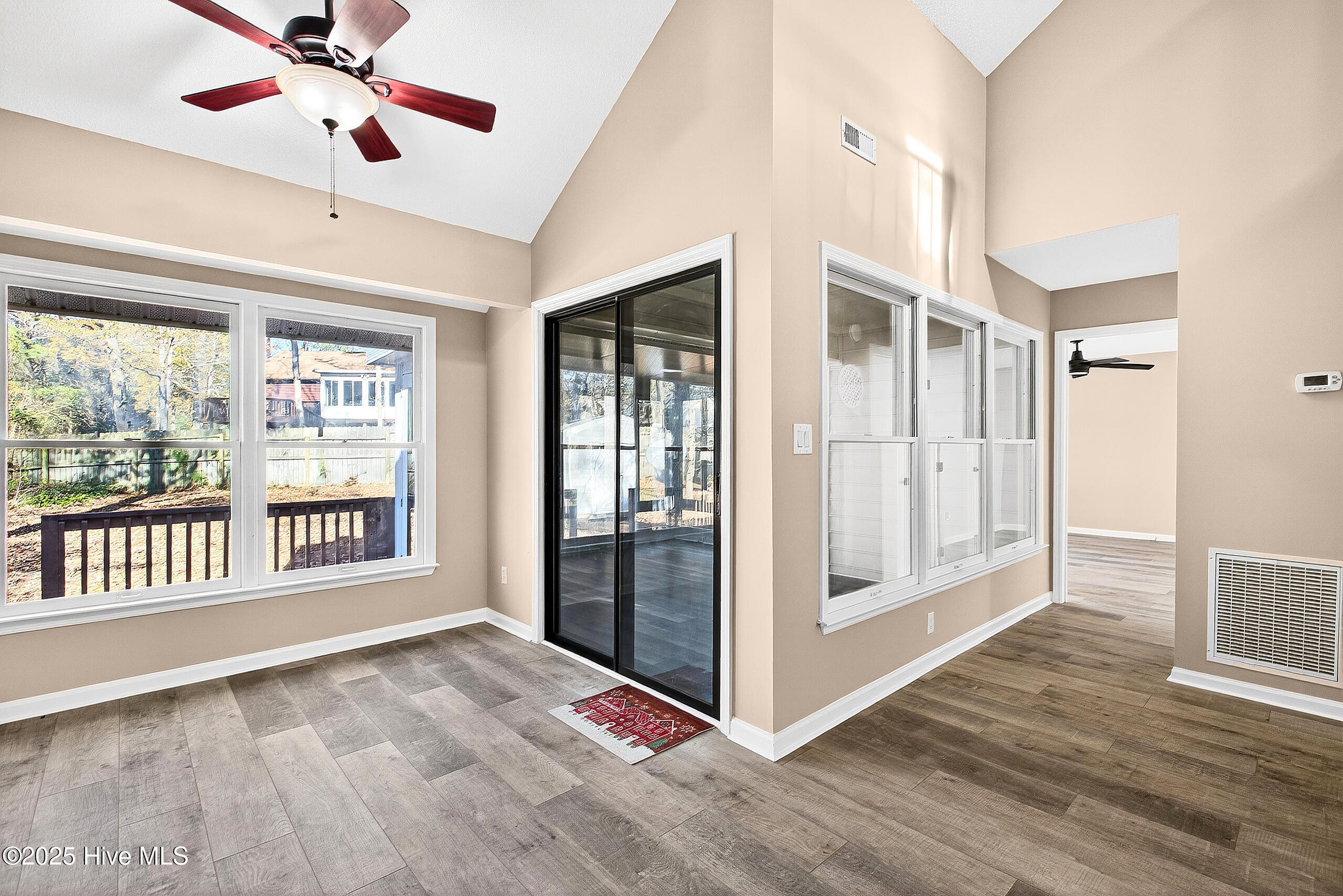 100546283 | Photo 13