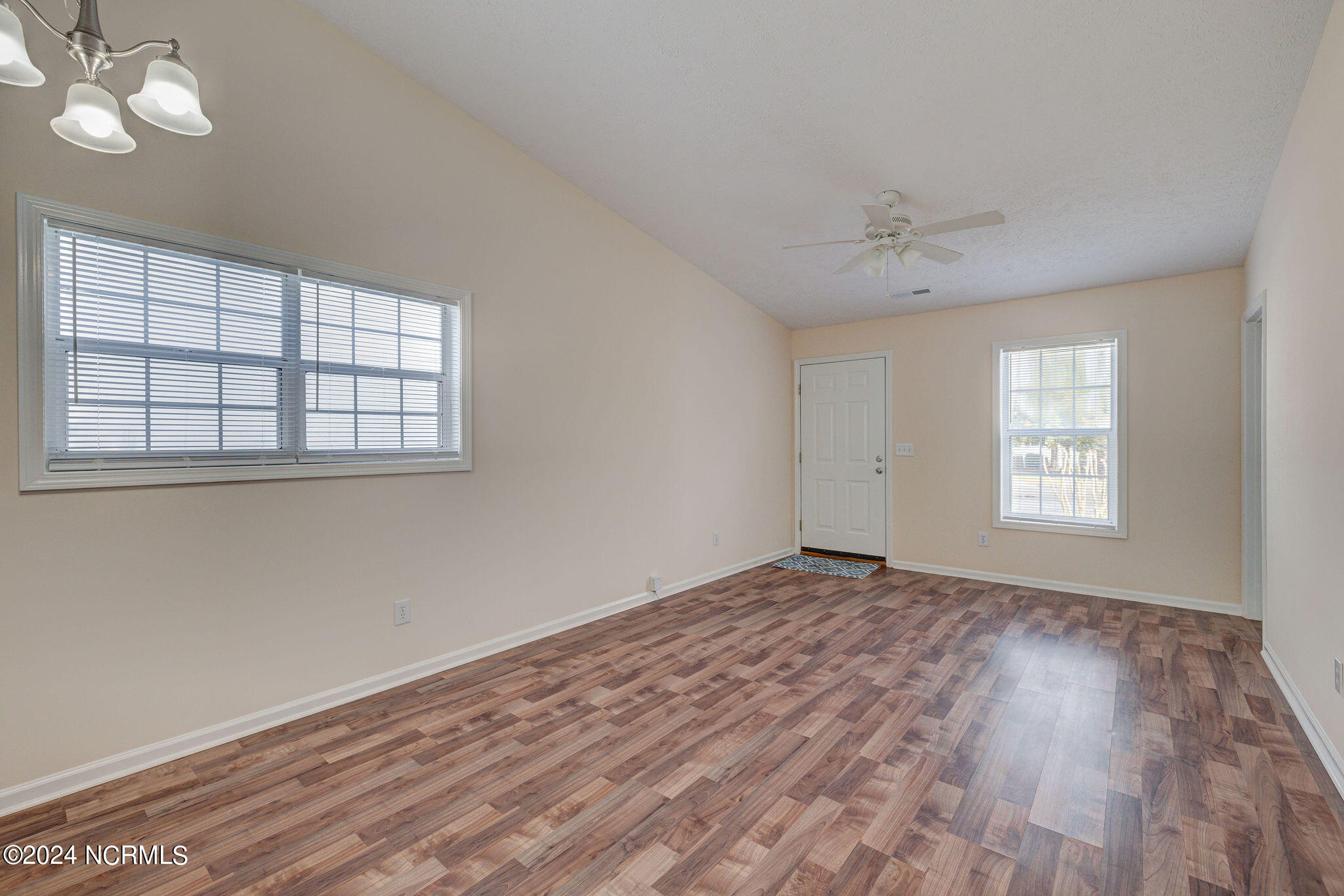 100555871 | Photo 11