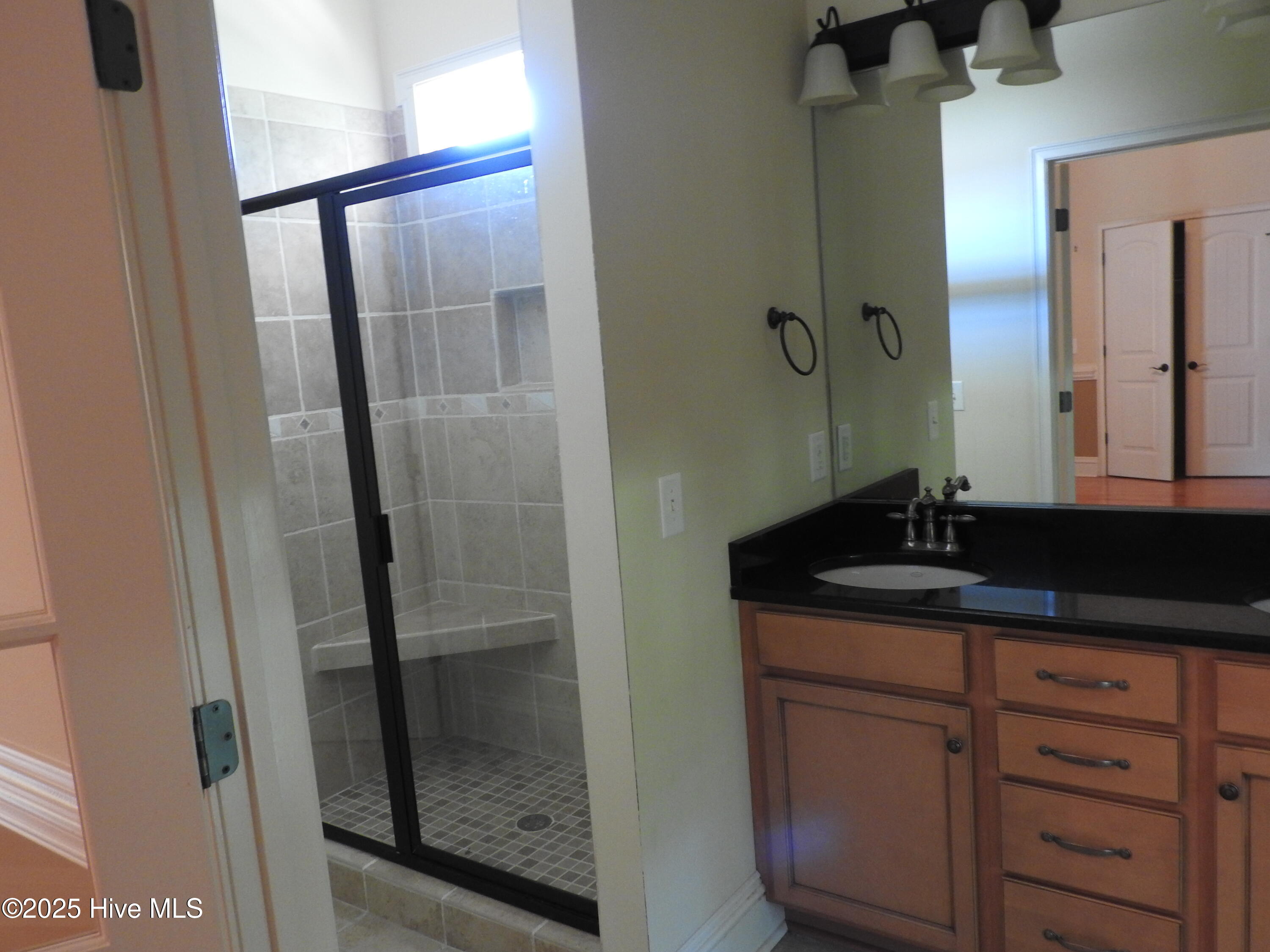 100520083 | Photo 26