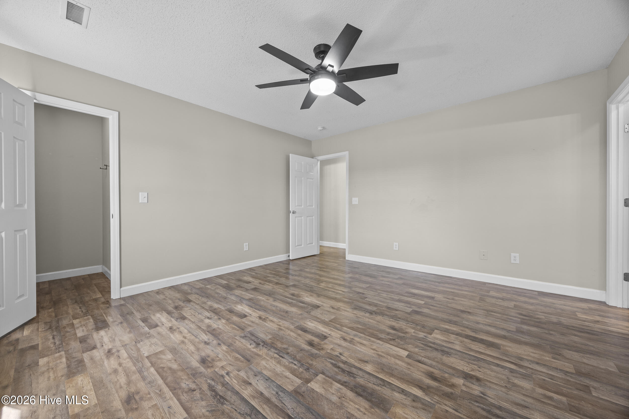 100564039 | Photo 15