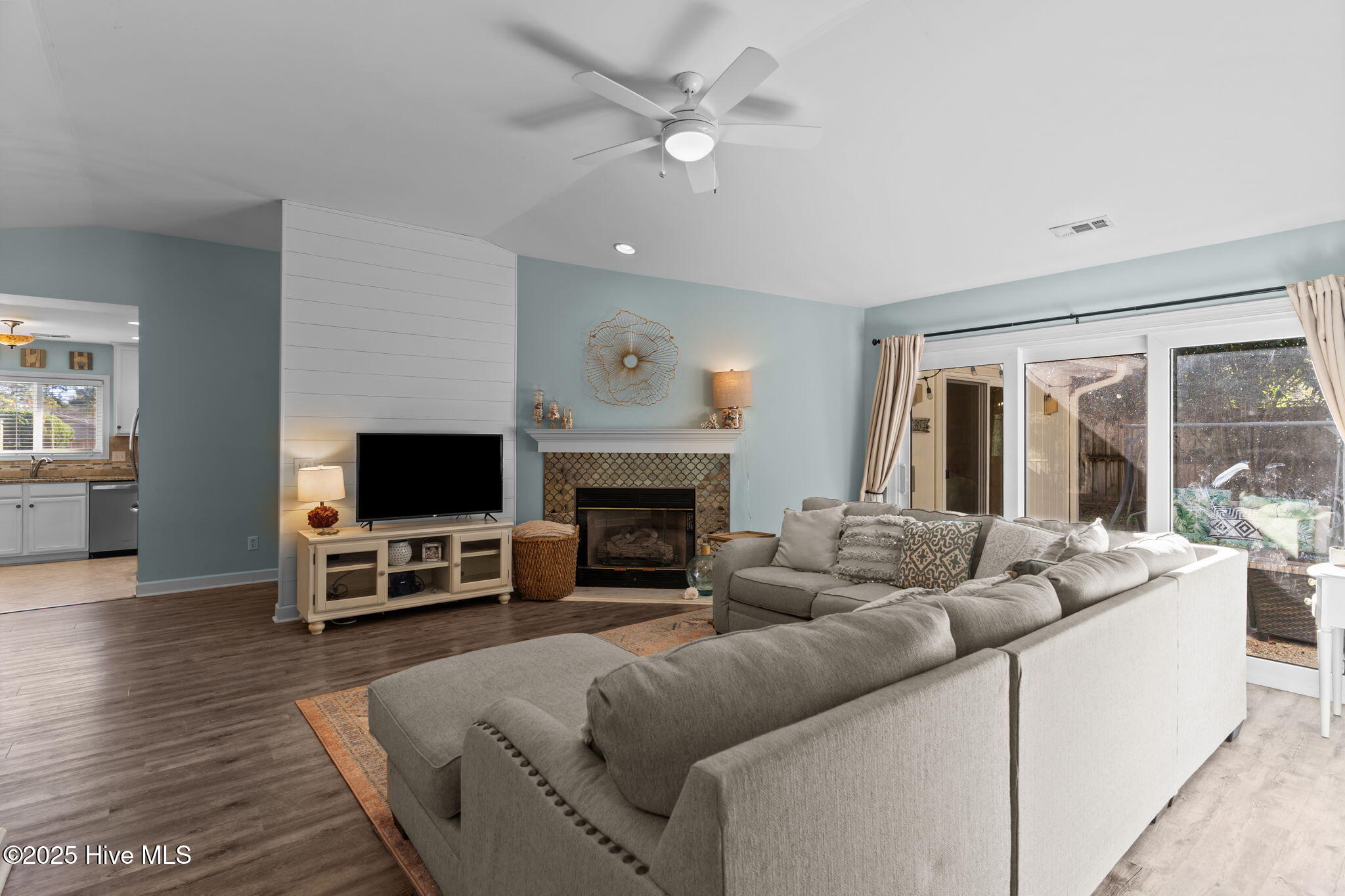 100537422 | Photo 15