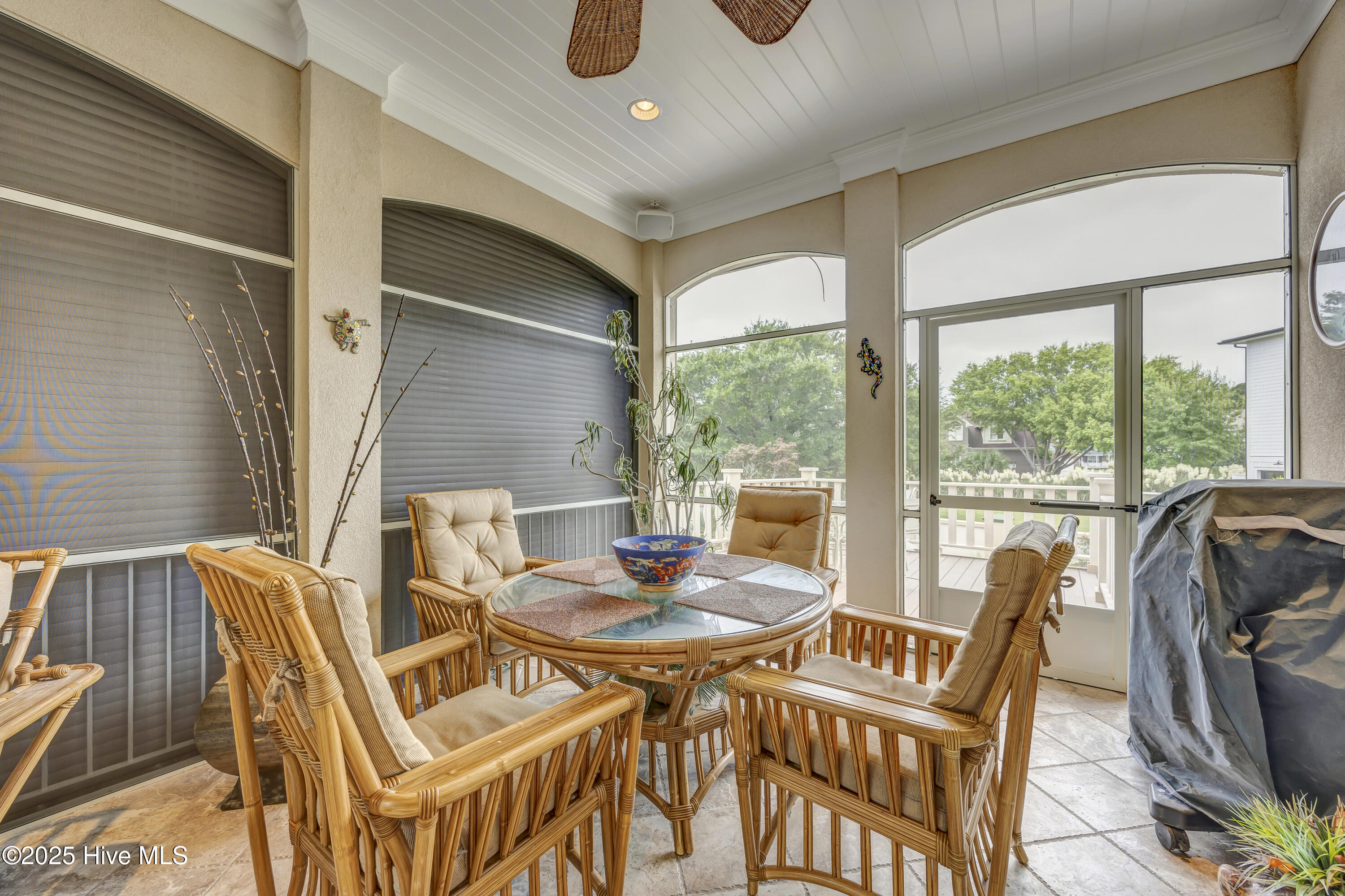 100530989 | Photo 22