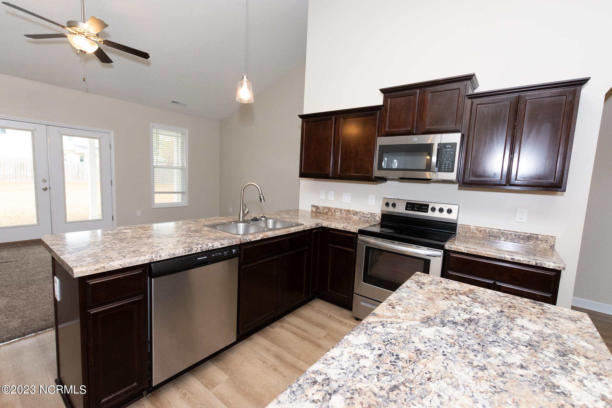 100543785 | Photo 14