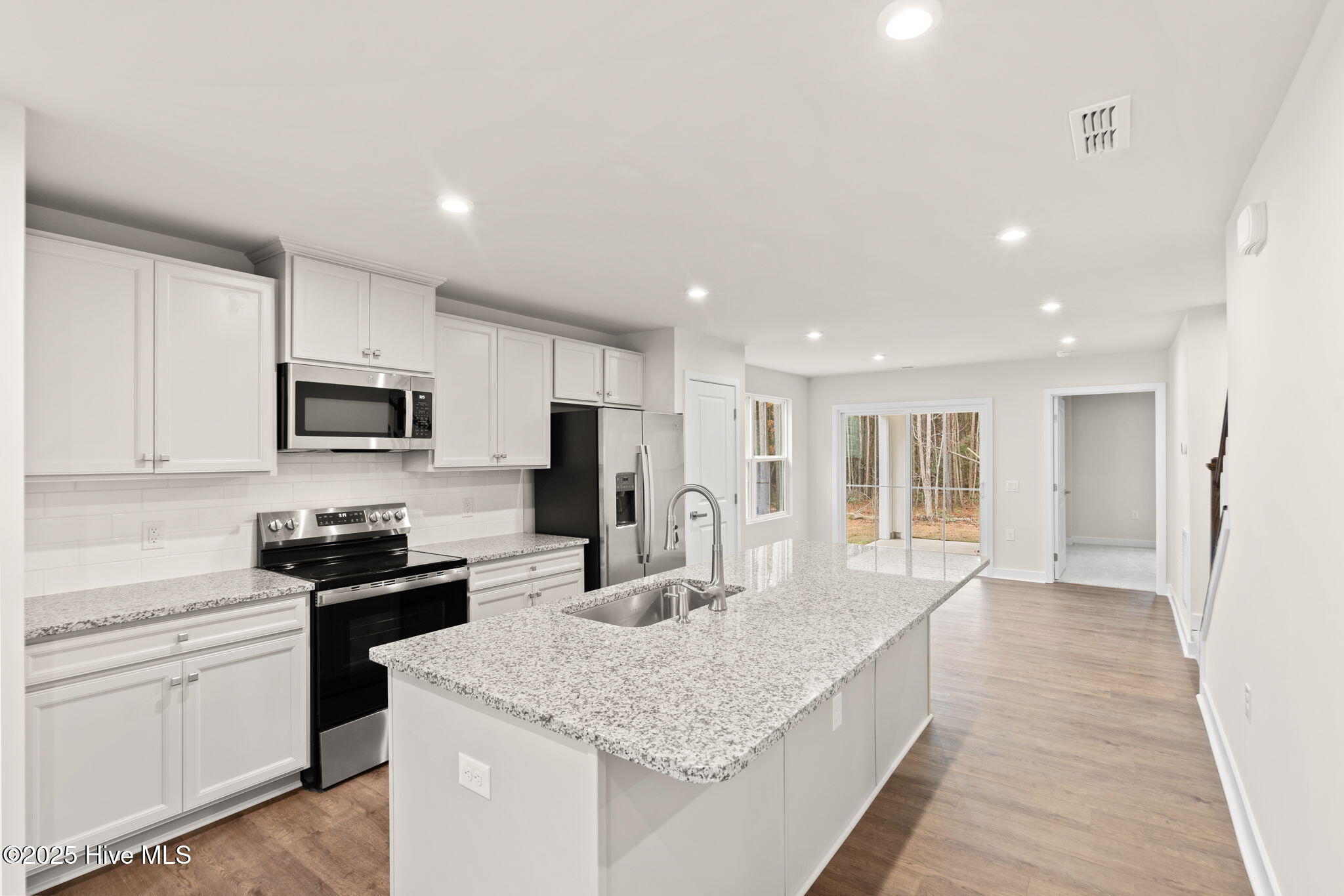 100541179 | Photo 10