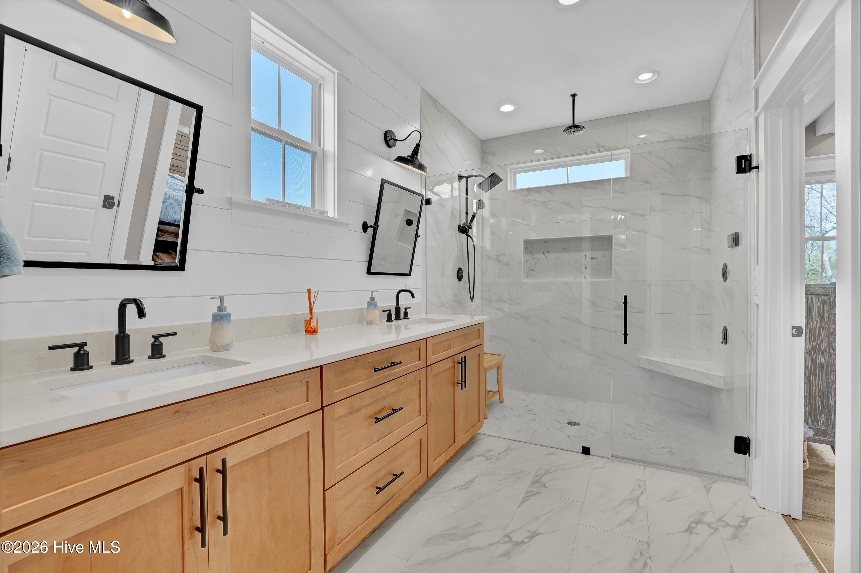 100564139 | Photo 41