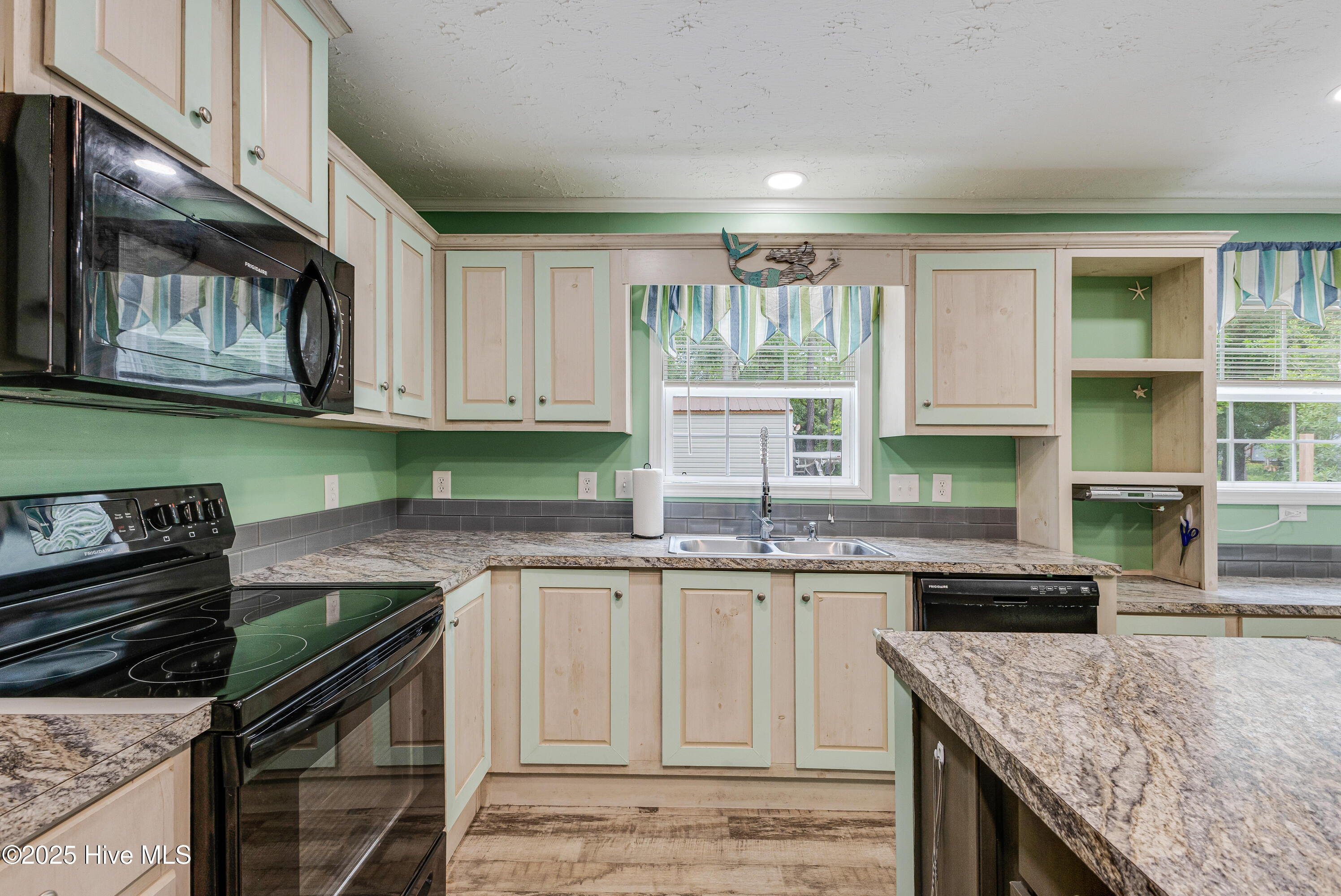 100508775 | Photo 15