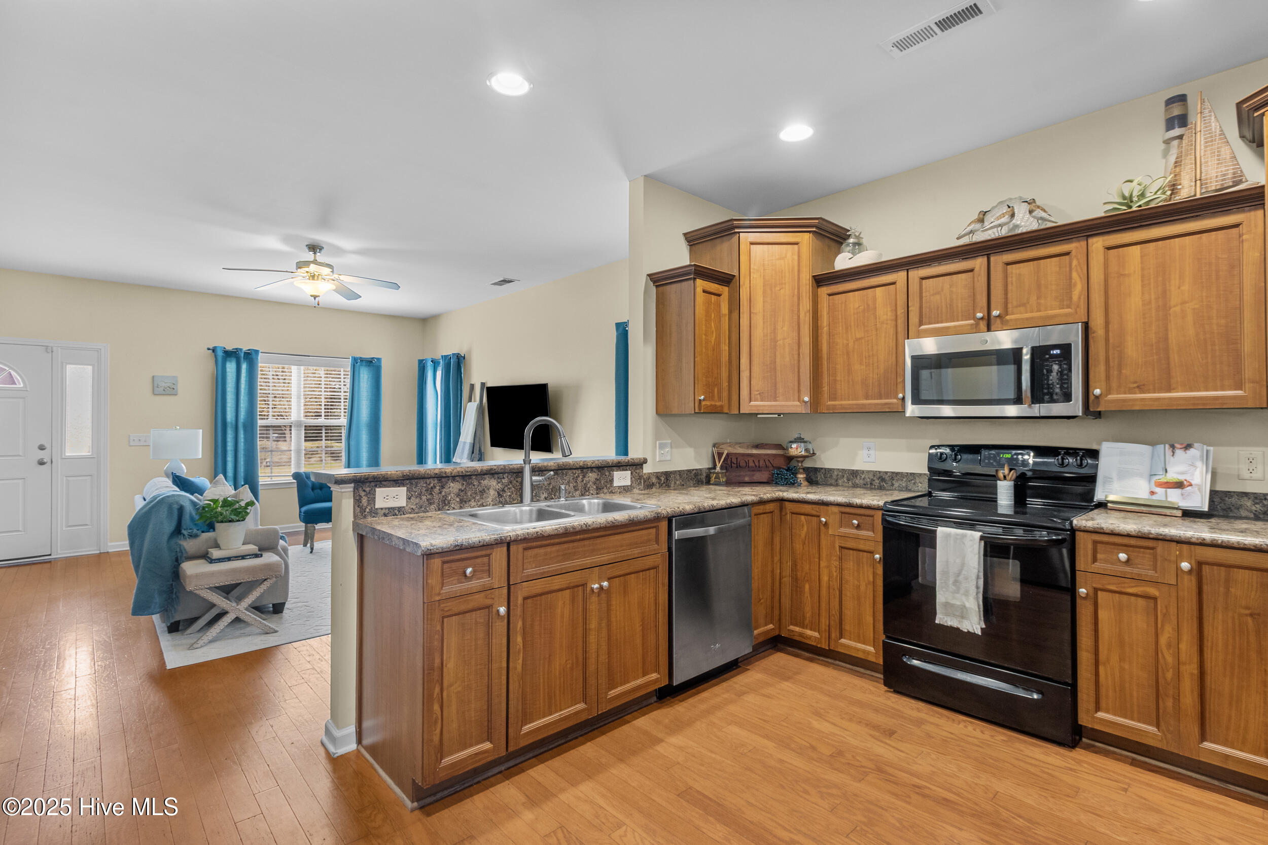 100536590 | Photo 13