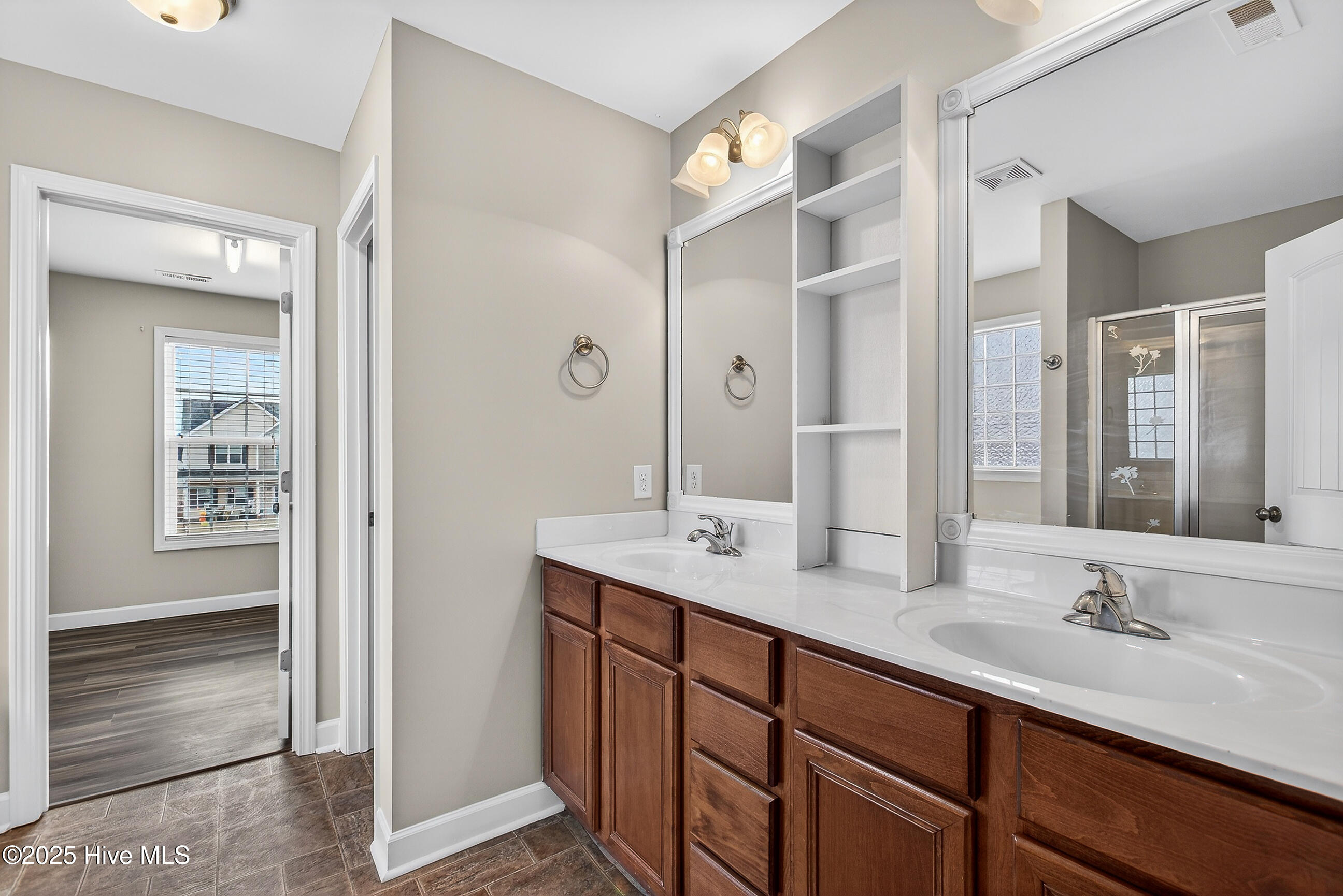 100547089 | Photo 26