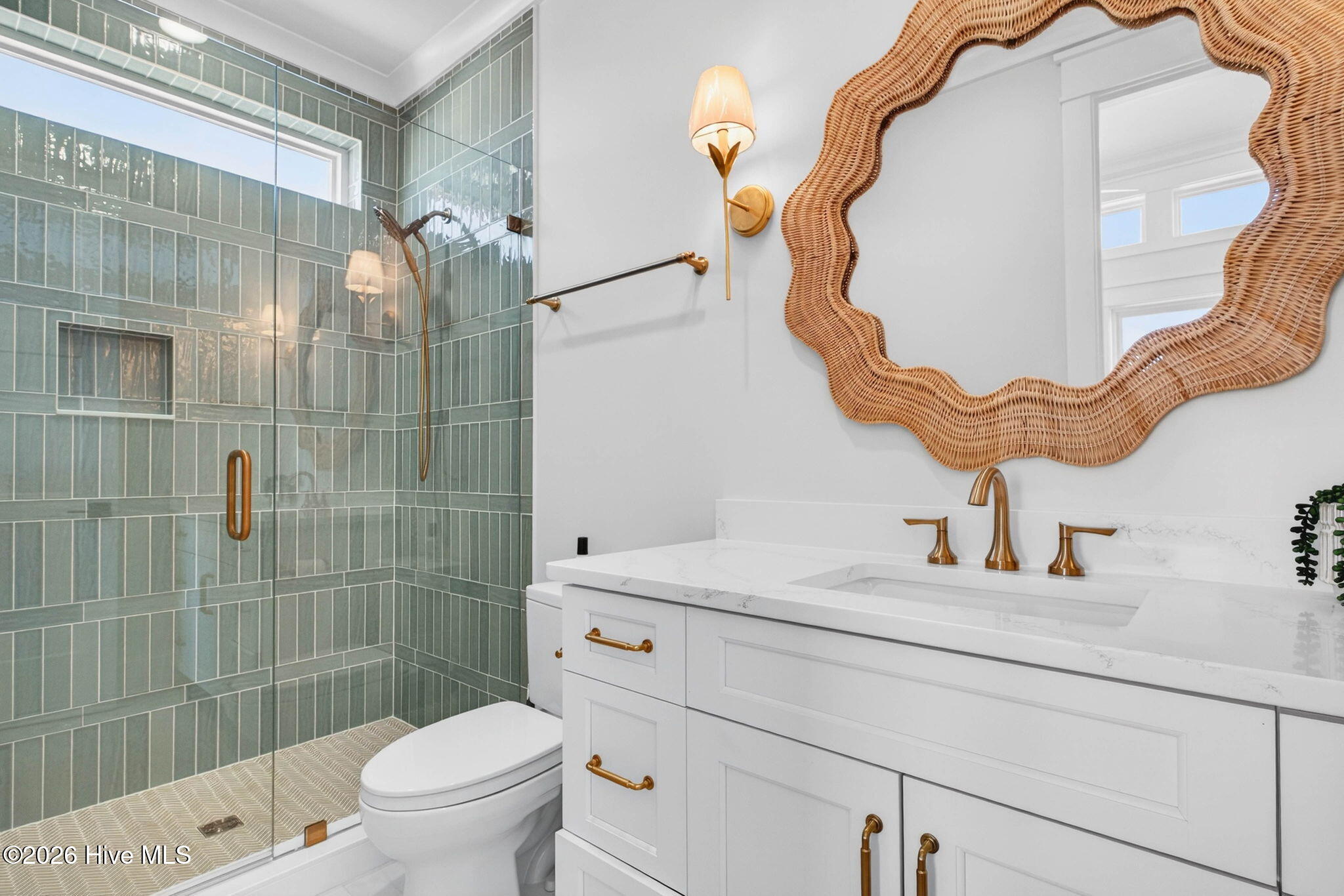 100570262 | Photo 35