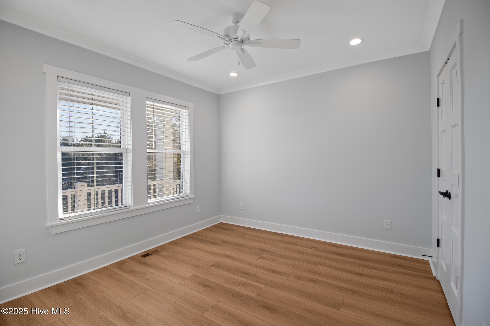 100568603 | Photo 30