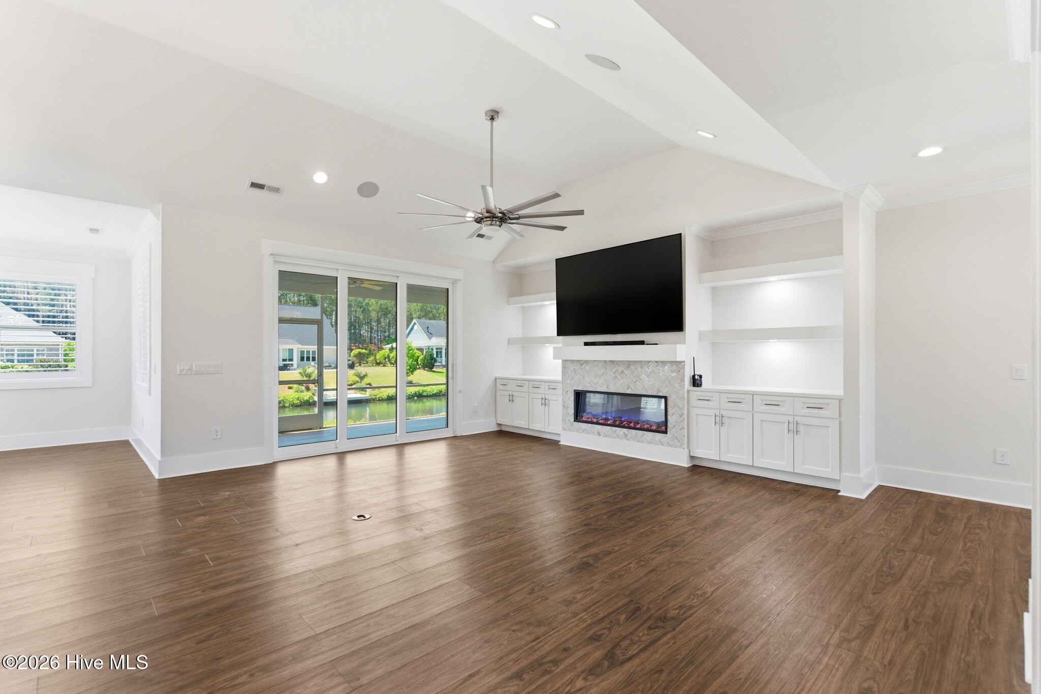 100543119 | Photo 10