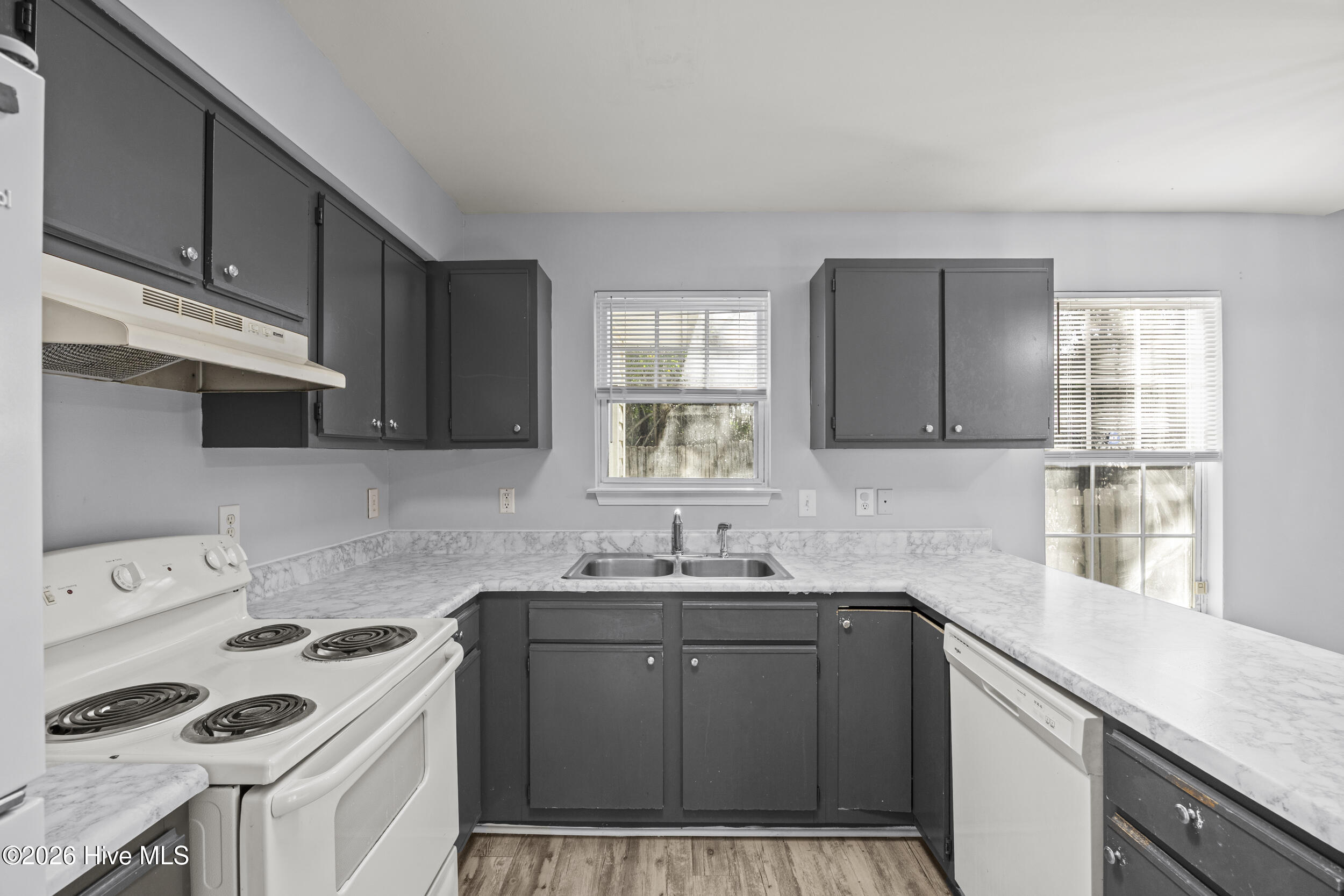 100561010 | Photo 12