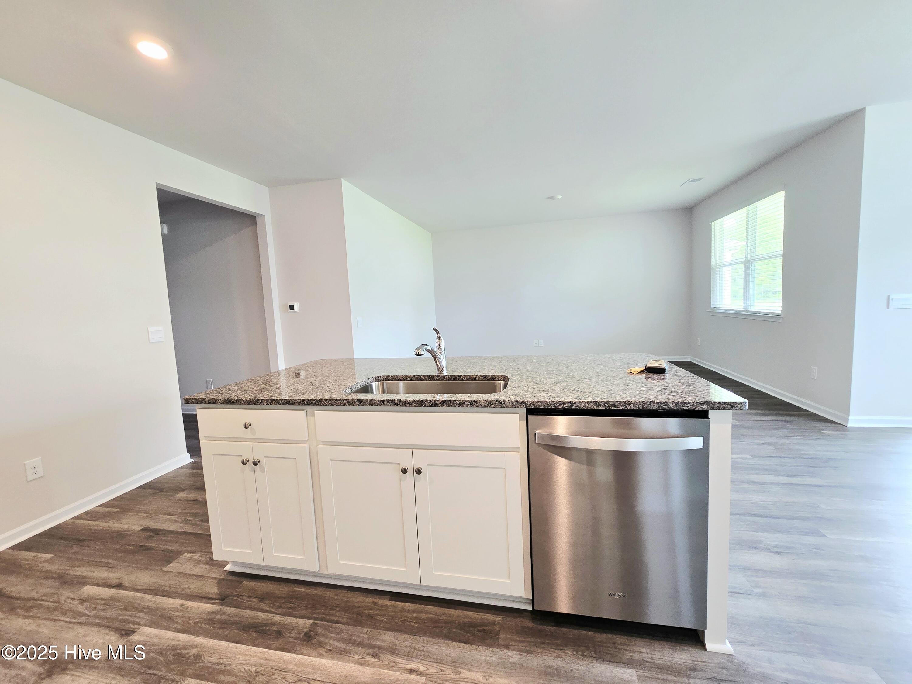 100570379 | Photo 11