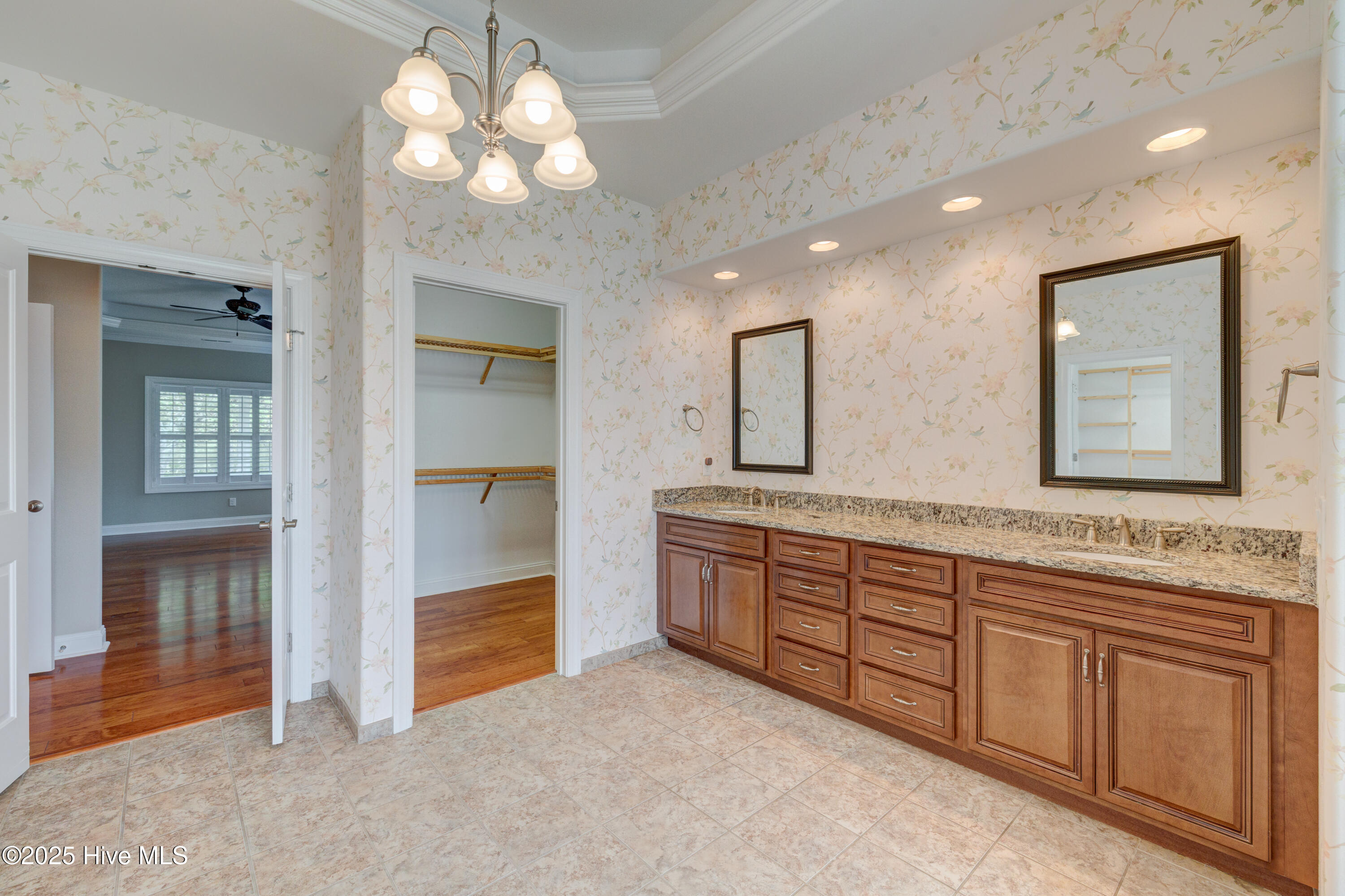 100527898 | Photo 35