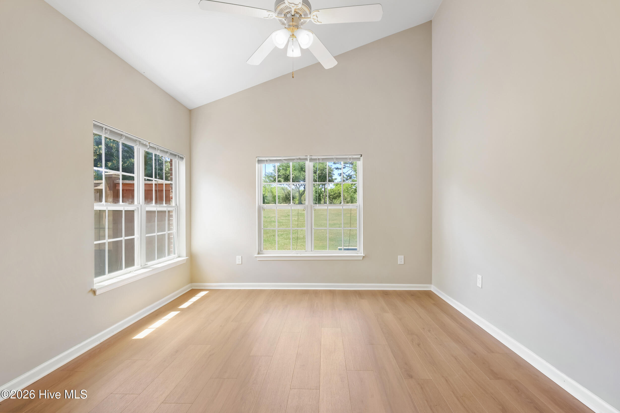 100569143 | Photo 13