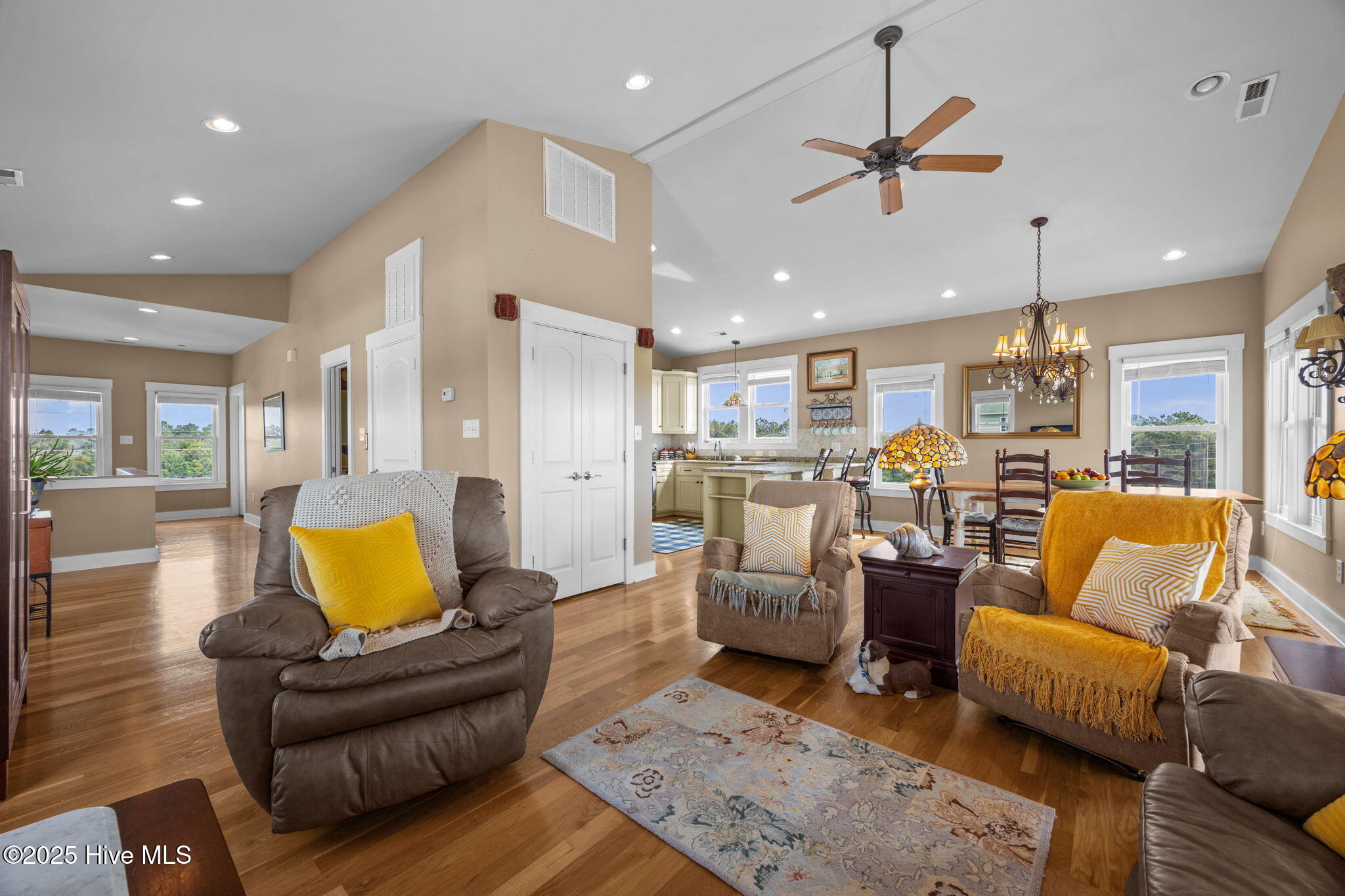 100525610 | Photo 14