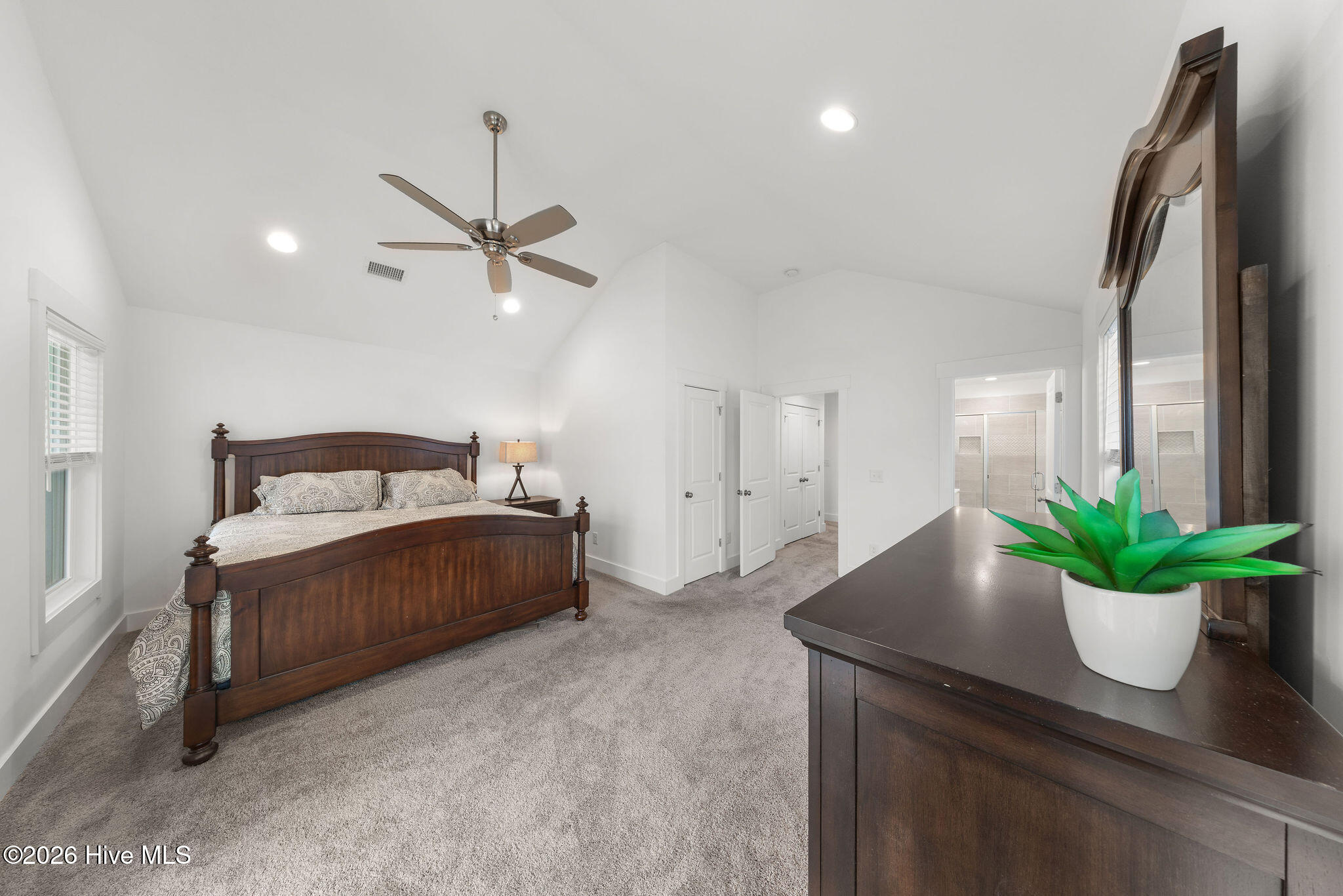 100553298 | Photo 19