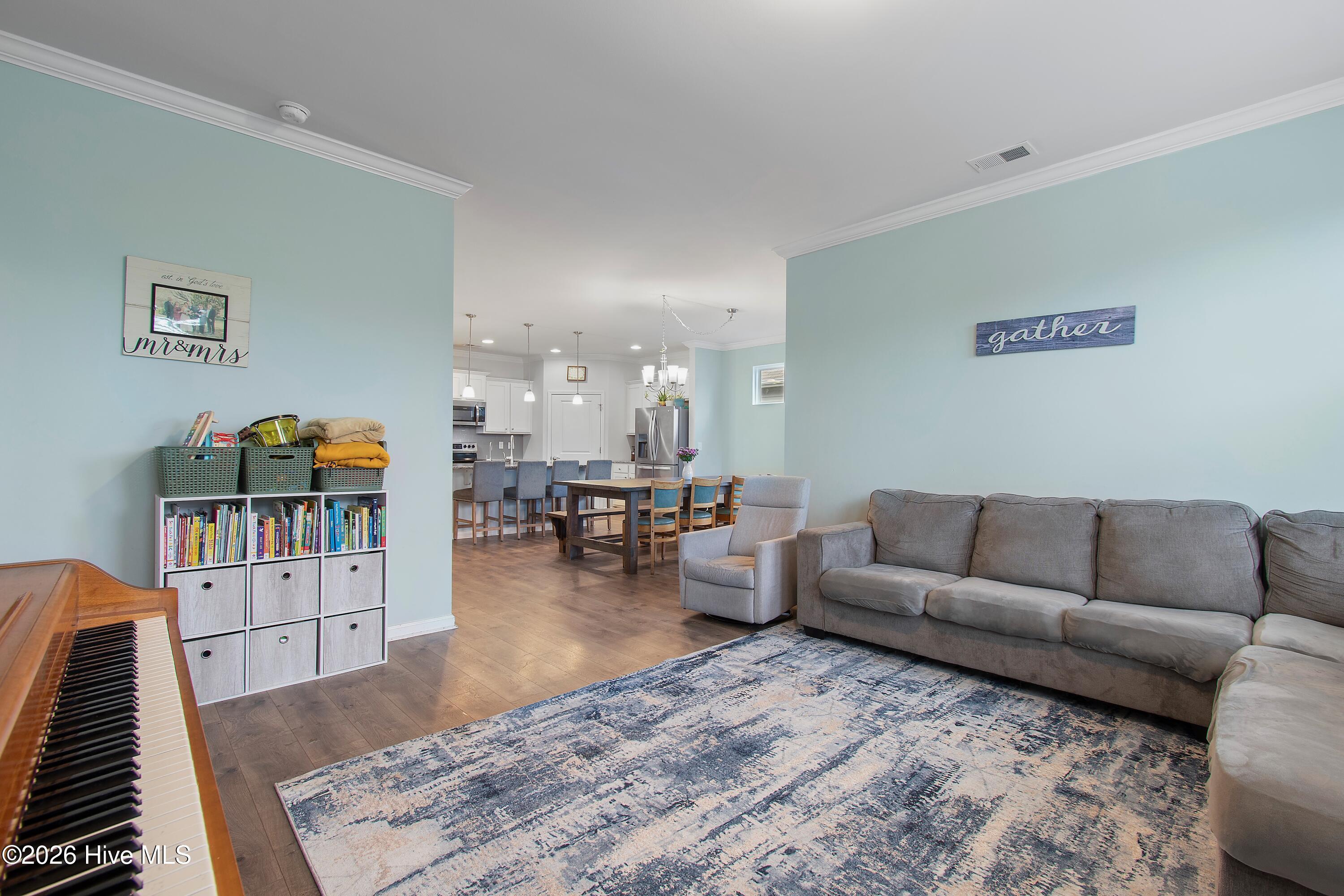 100560000 | Photo 11