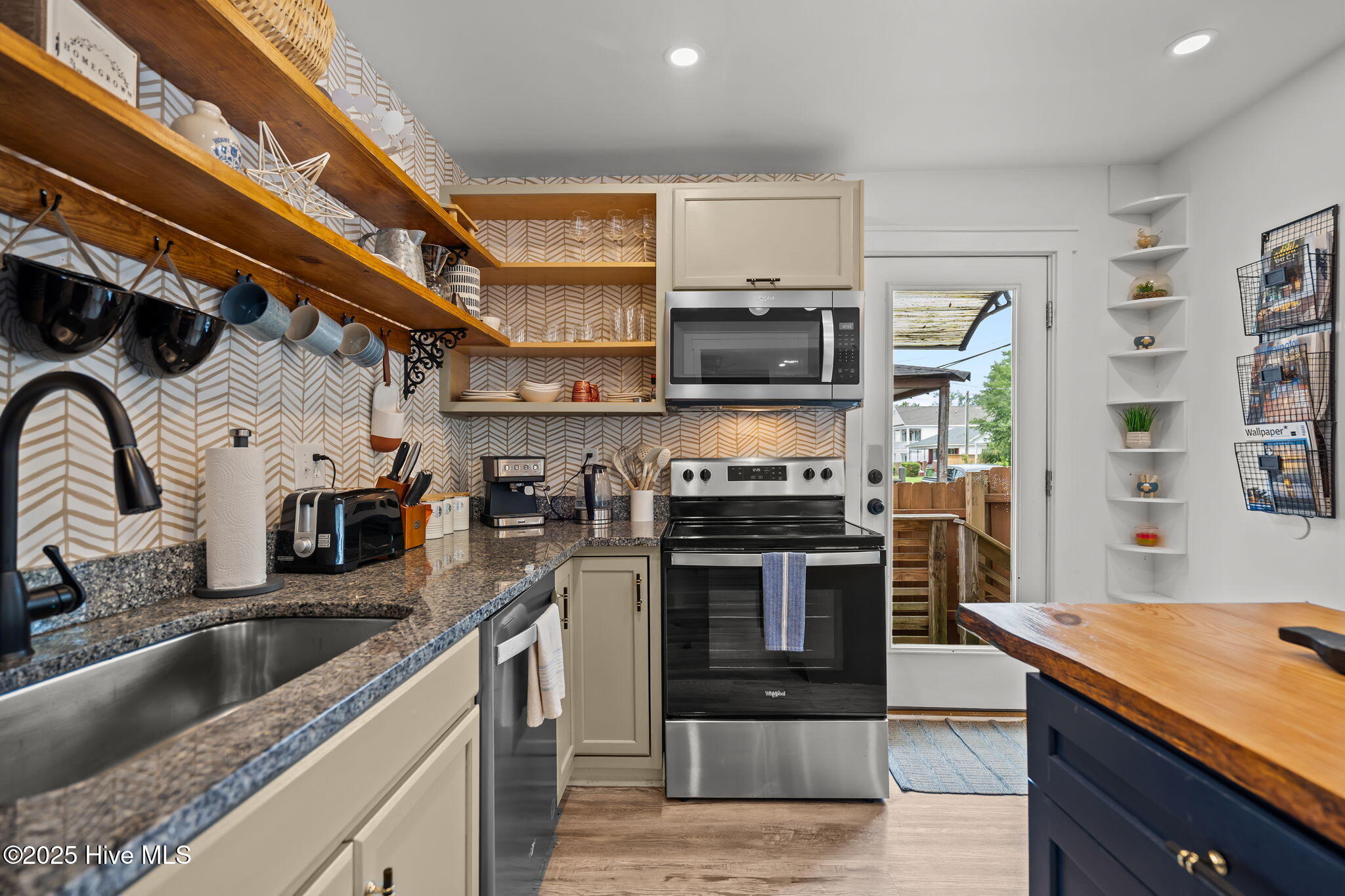 100525680 | Photo 19