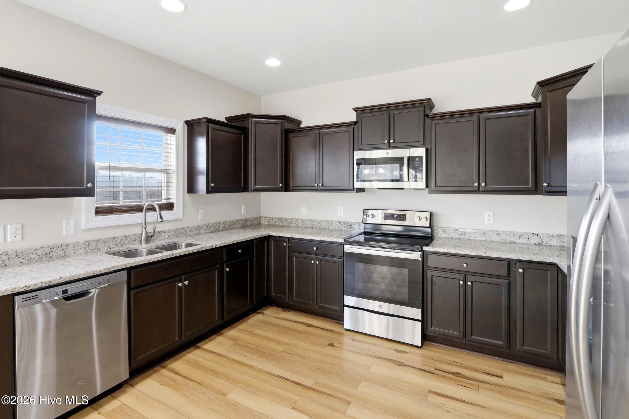 100562306 | Photo 16