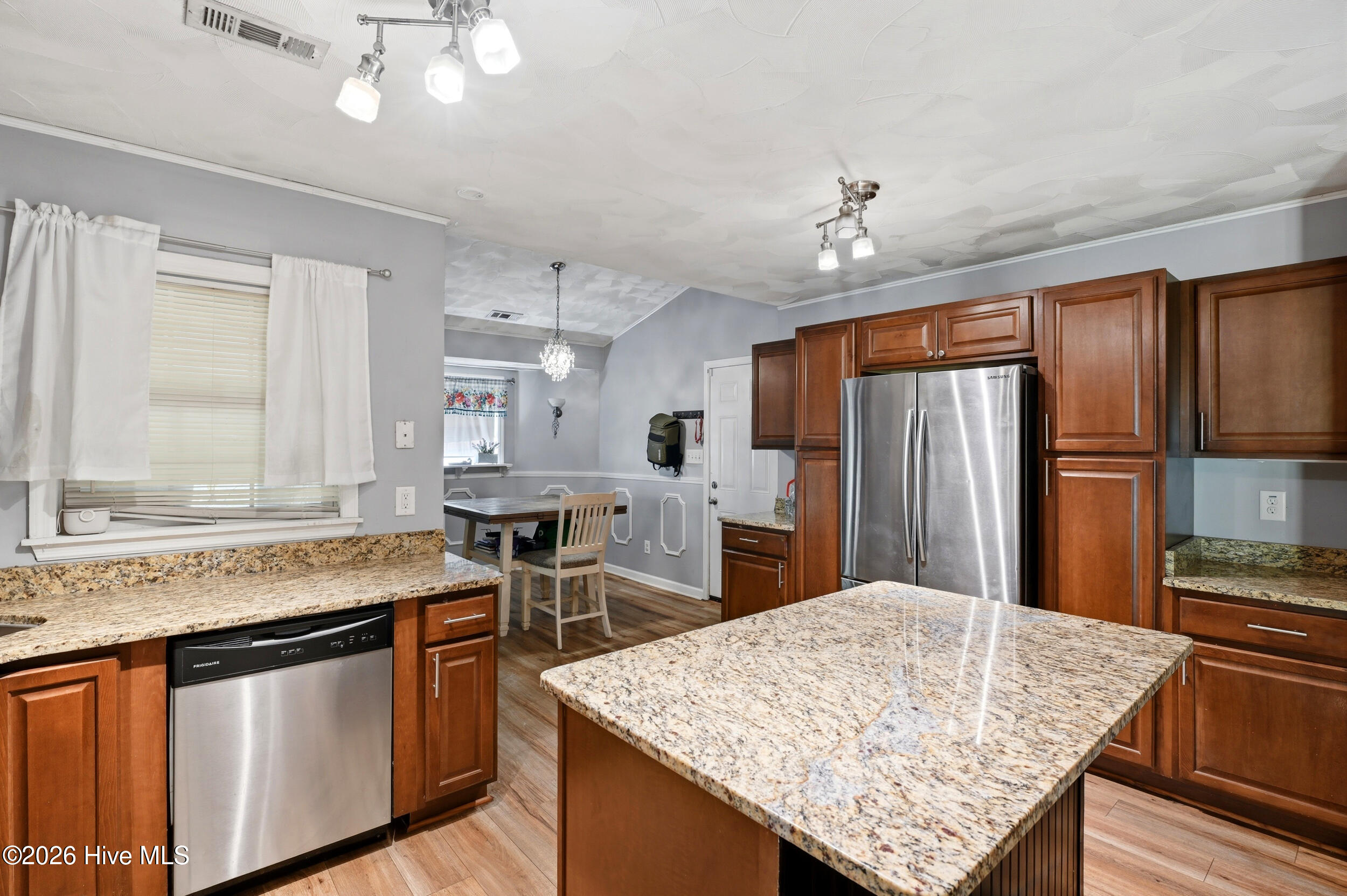 100562162 | Photo 11