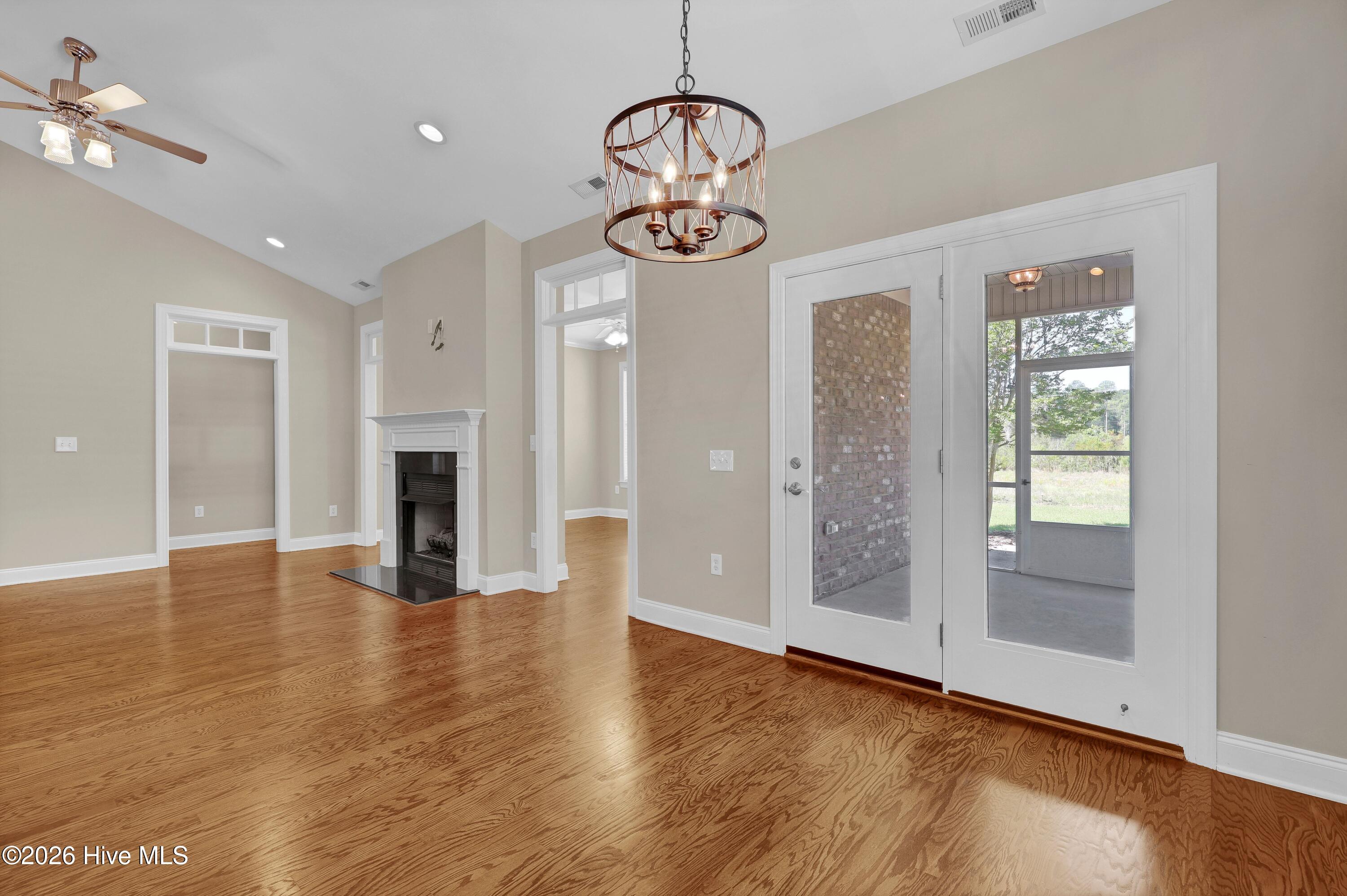 100567268 | Photo 17