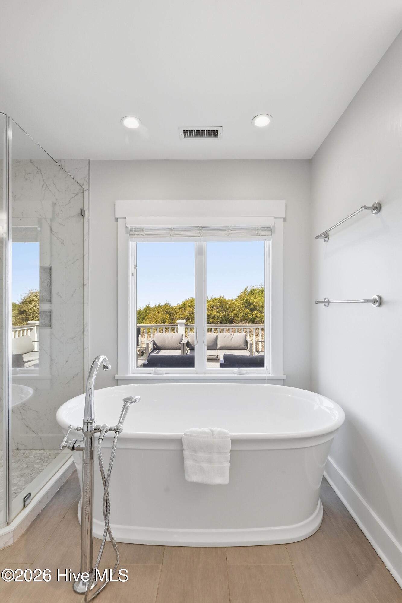 100560271 | Photo 33