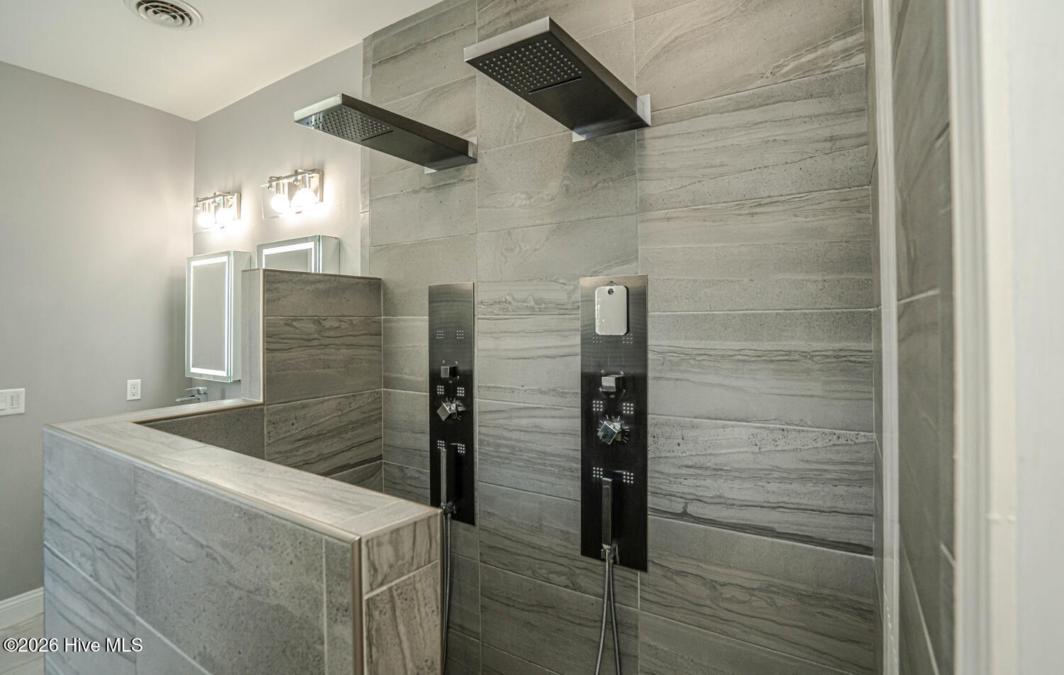 100561911 | Photo 35