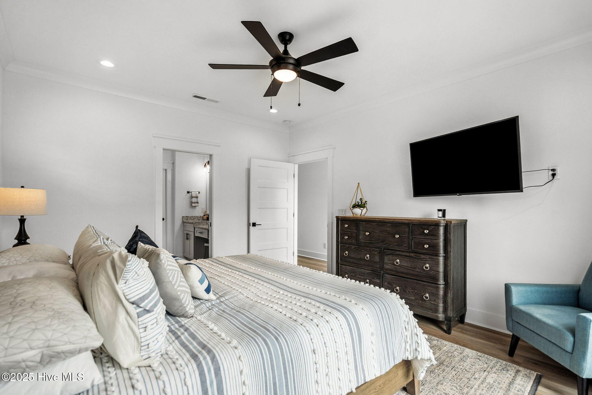 100520745 | Photo 12