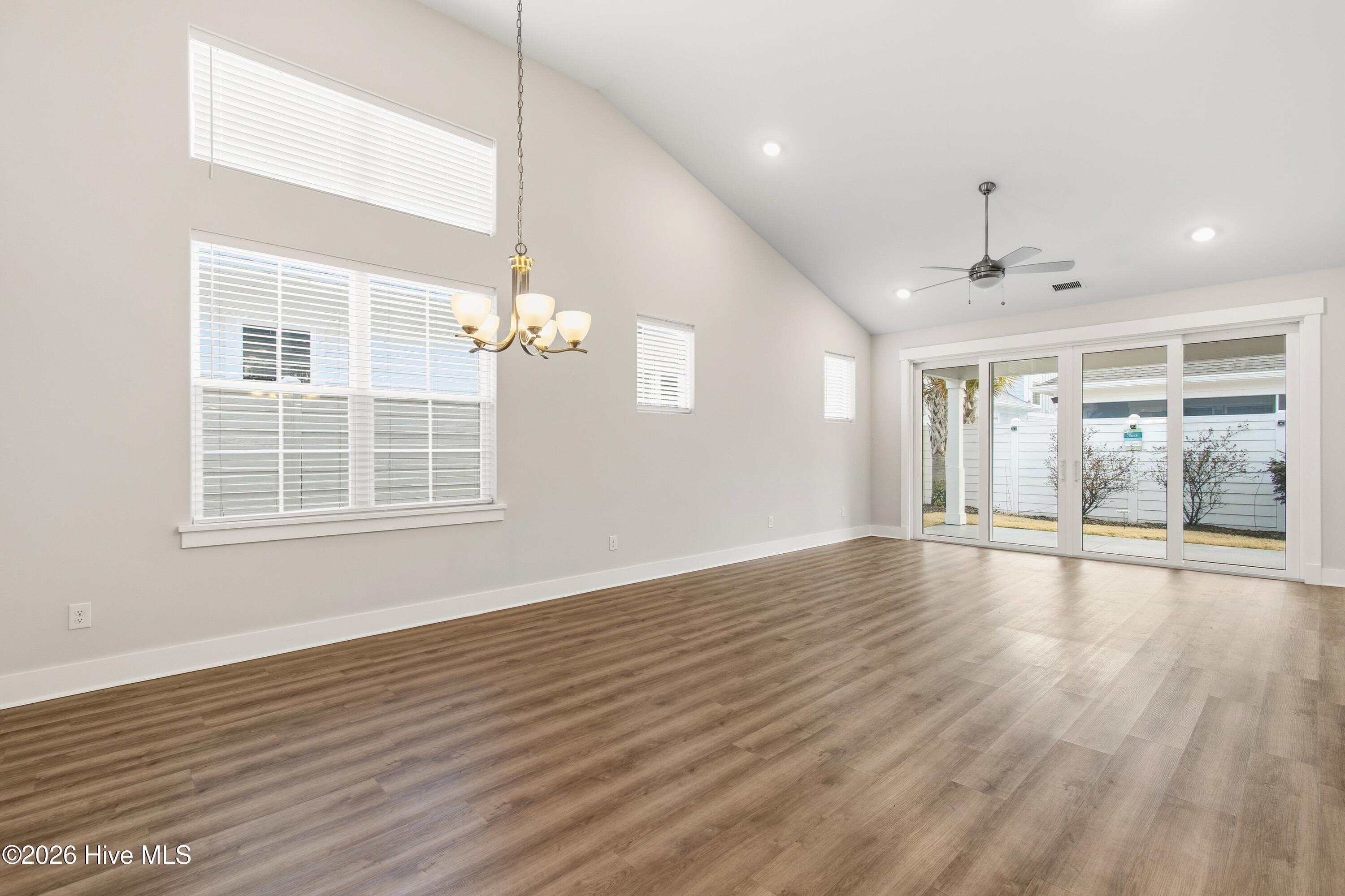 100558593 | Photo 16