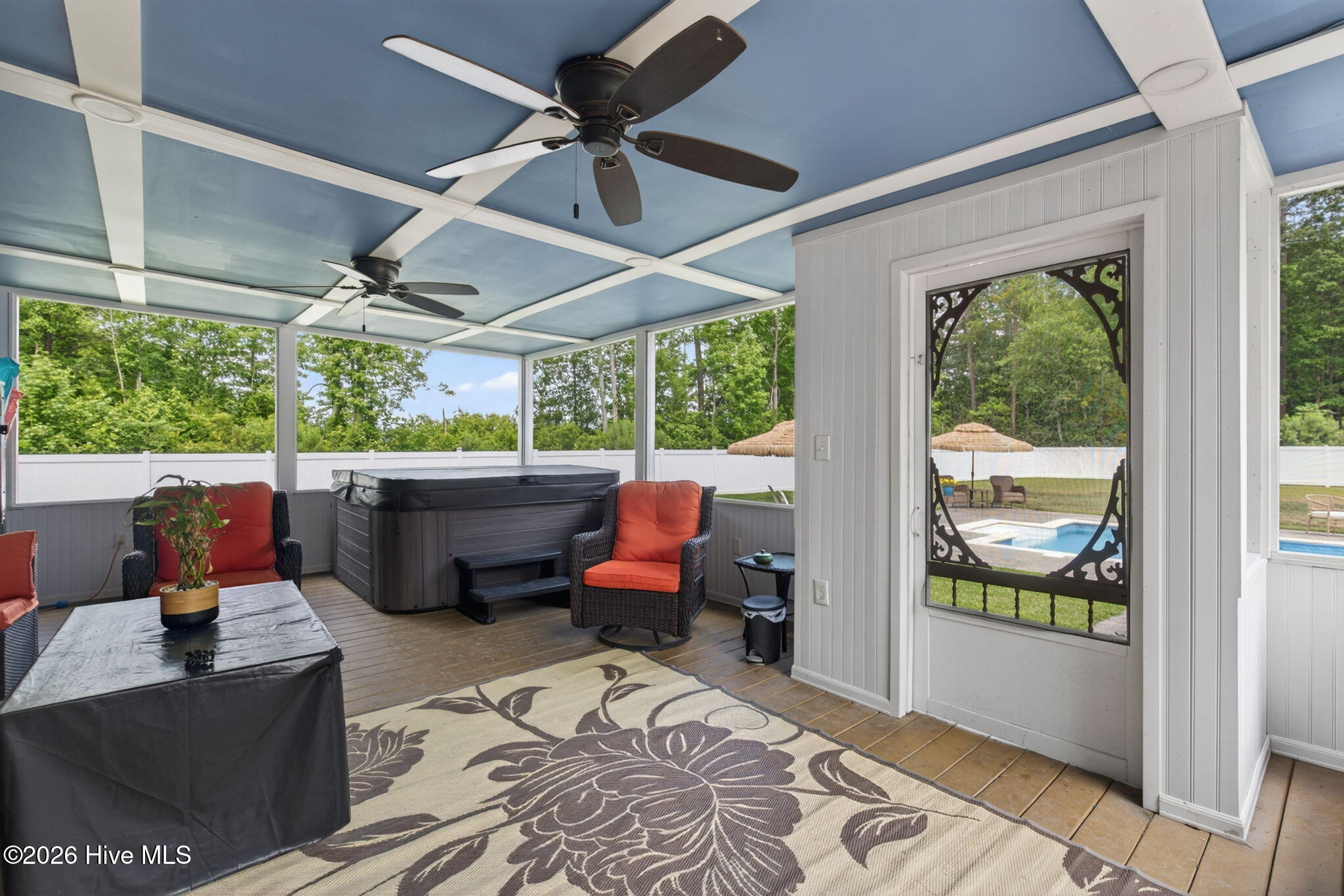 Screened in porch with Hot-tub