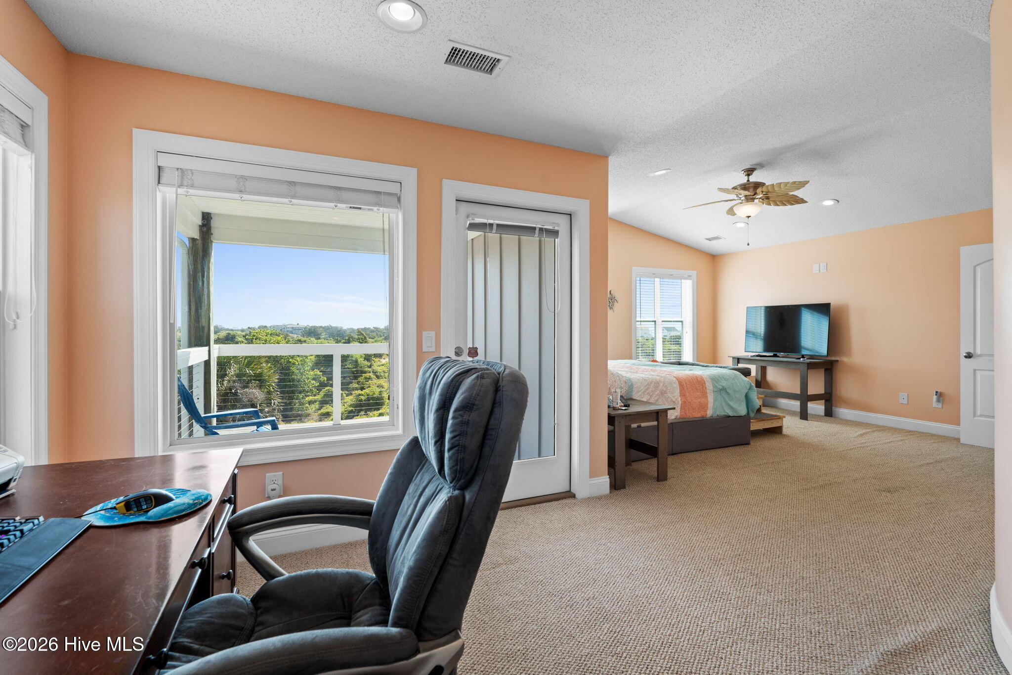 100561673 | Photo 16