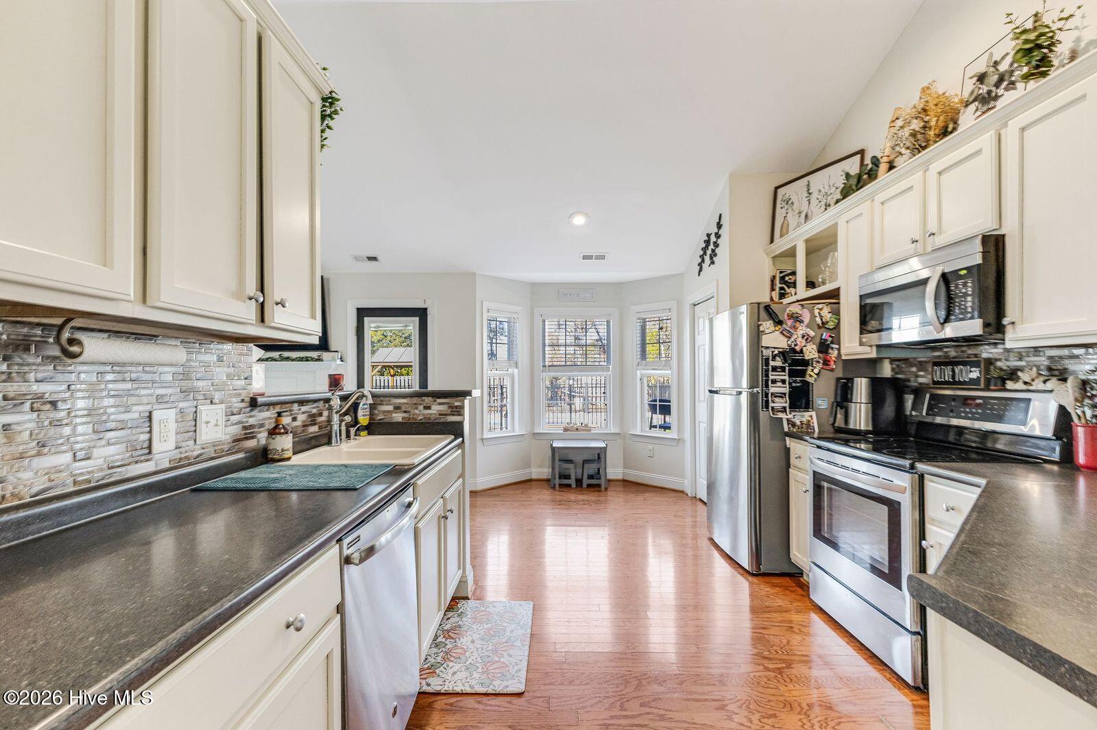 100548177 | Photo 10