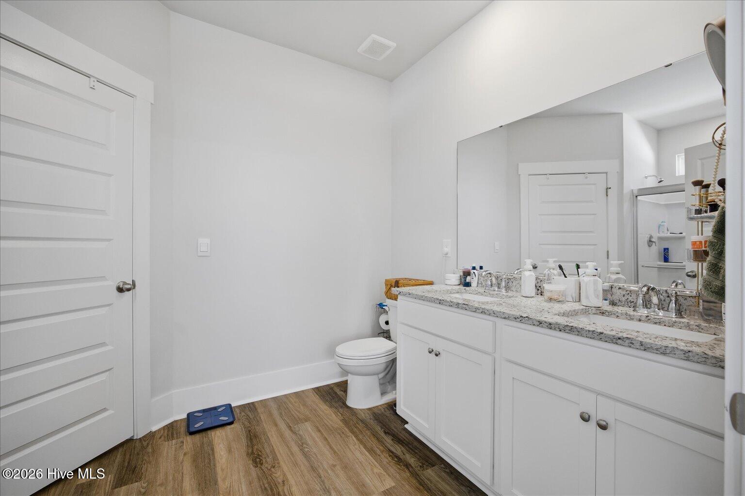 100568001 | Photo 35