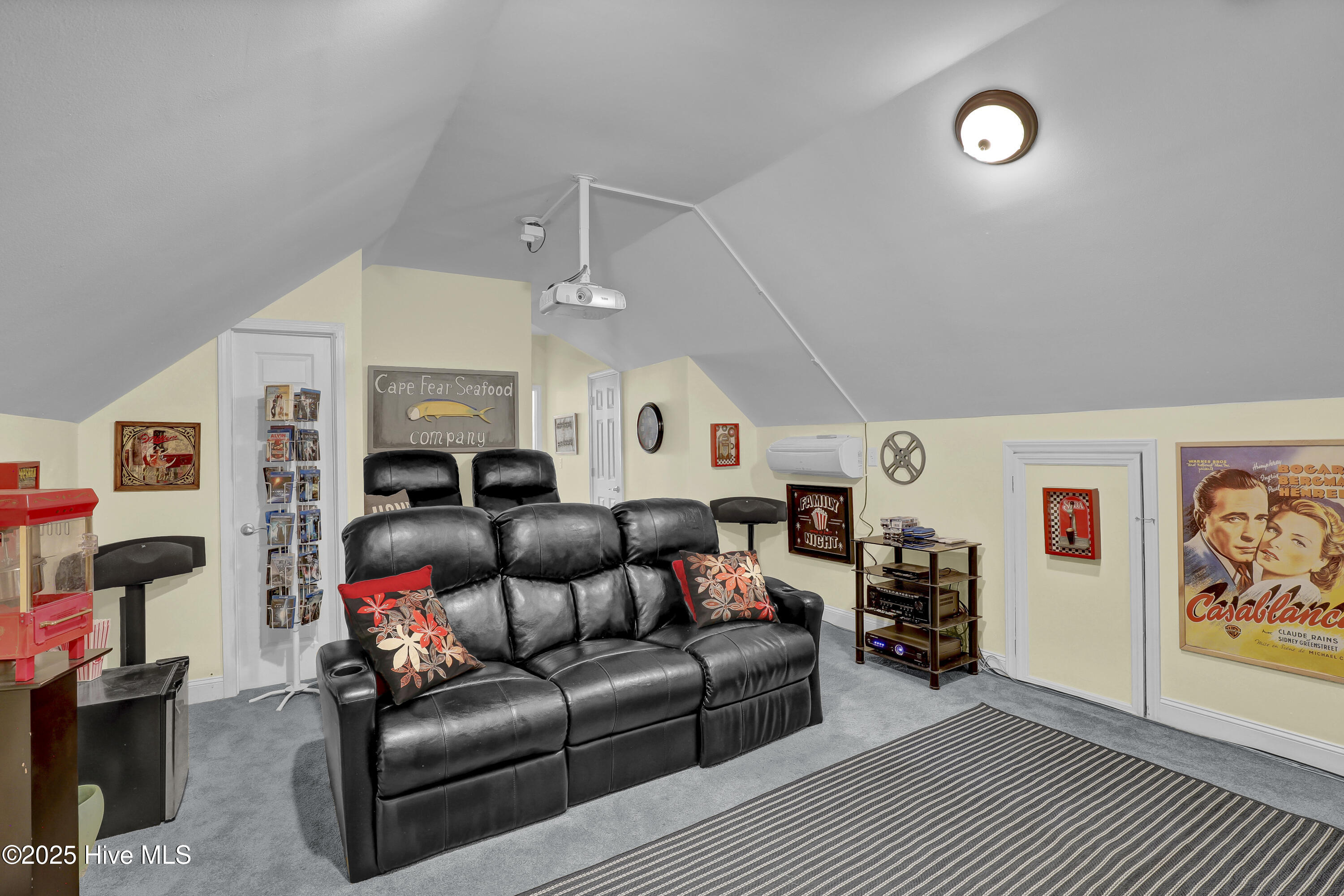 100532986 | Photo 33