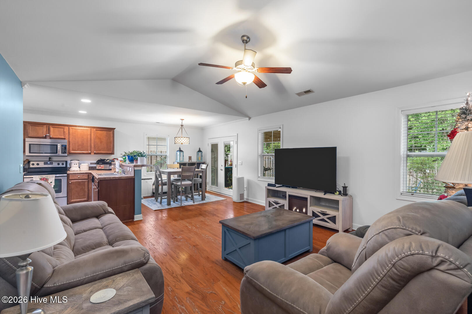 100562392 | Photo 15