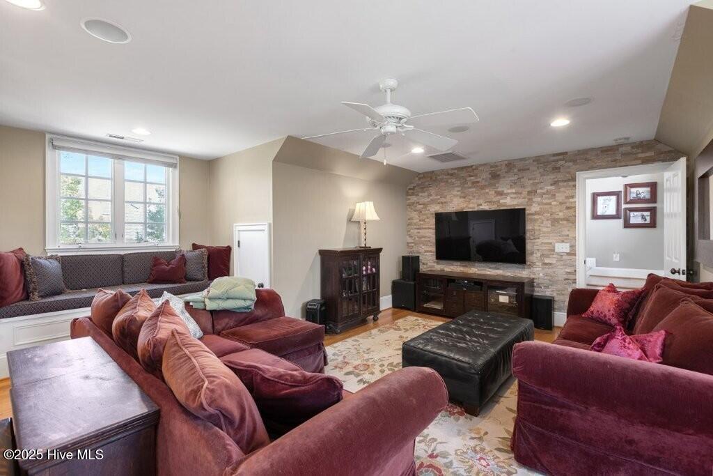 100523912 | Photo 49