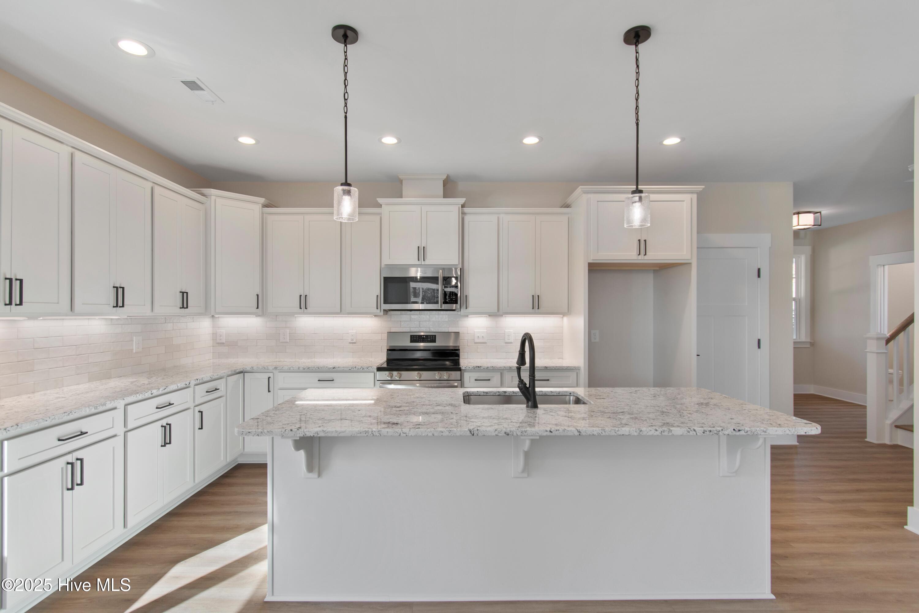 100520444 | Photo 14