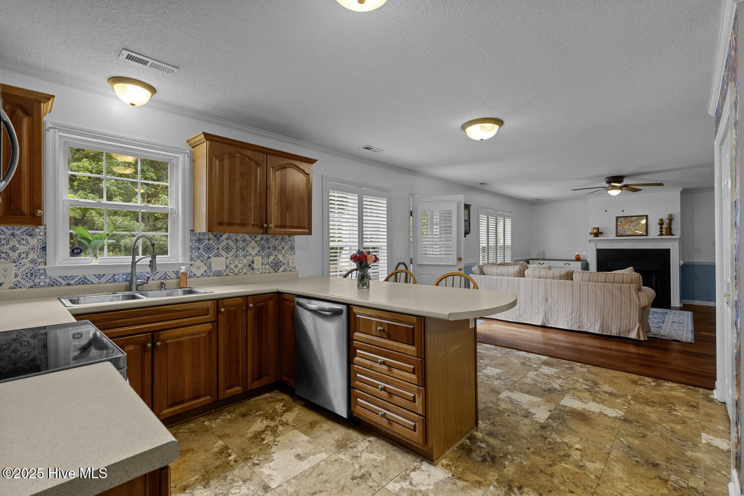 100531310 | Photo 11