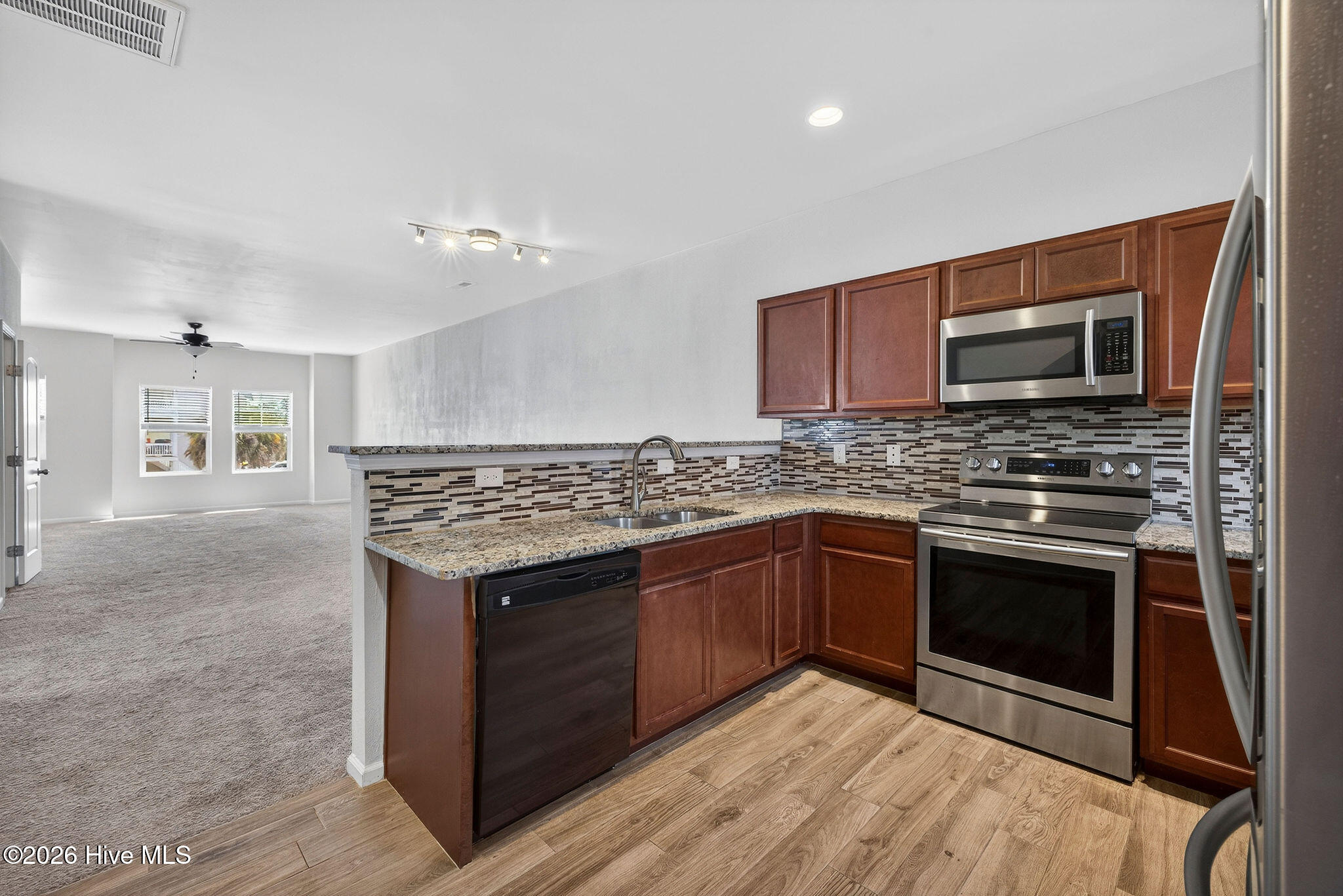 100563693 | Photo 16