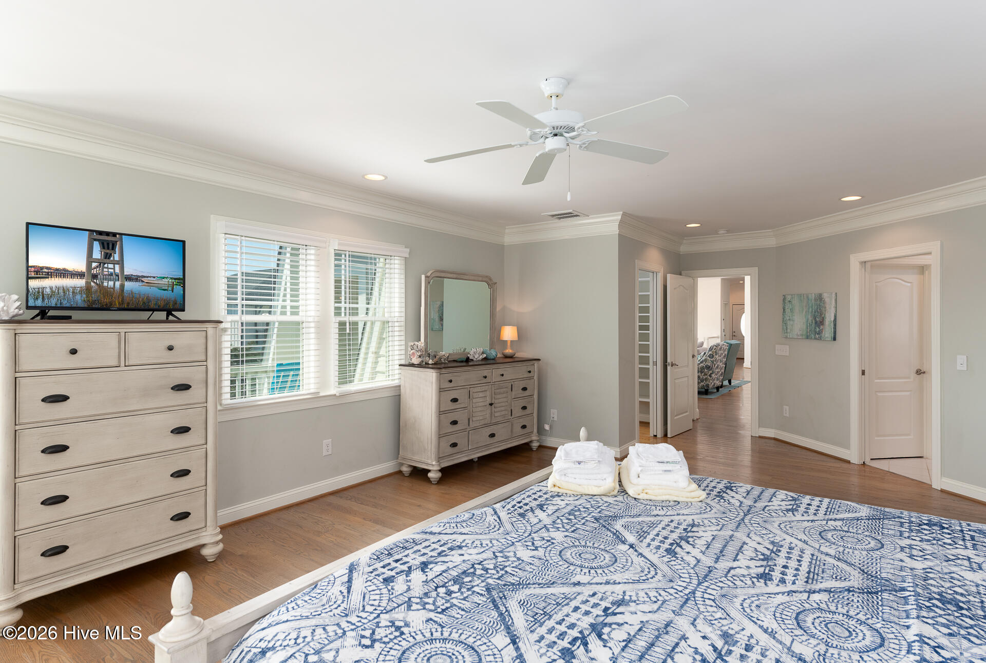 100562037 | Photo 47