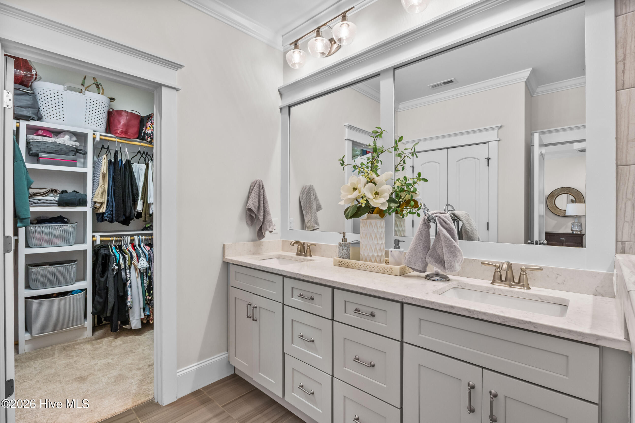 100562182 | Photo 42